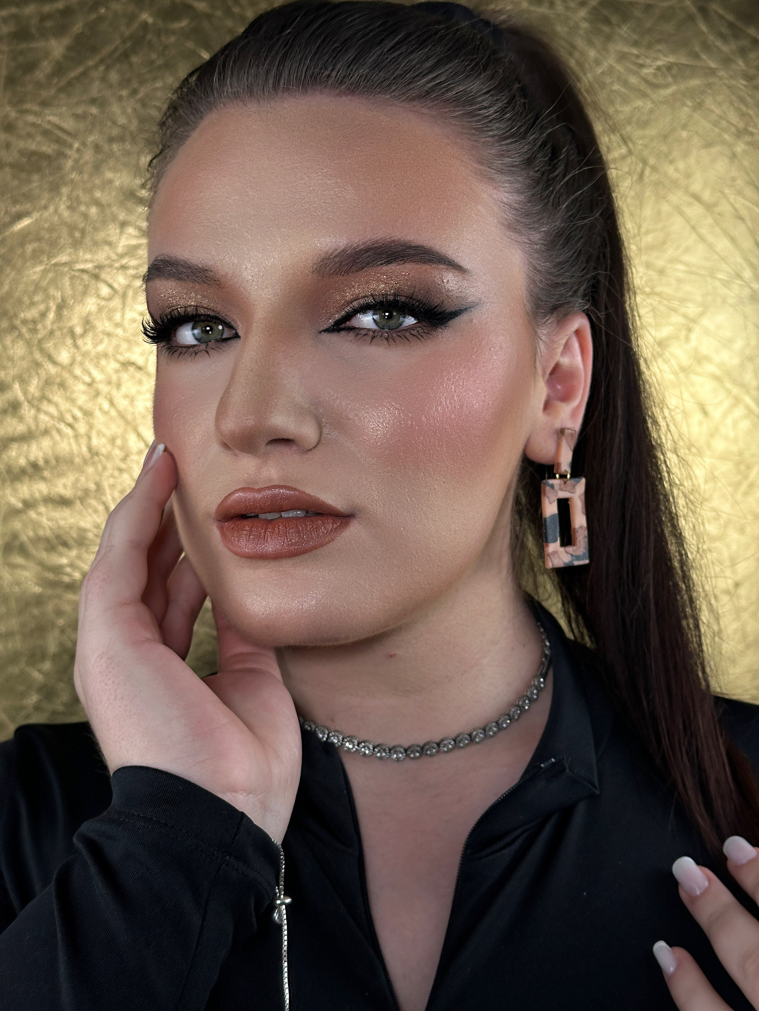 „Machiaj de eveniment sofisticat și rezistent, cu ten impecabil, privire intensă și buze definite. Potrivit pentru nunți, petreceri și ocazii speciale.”