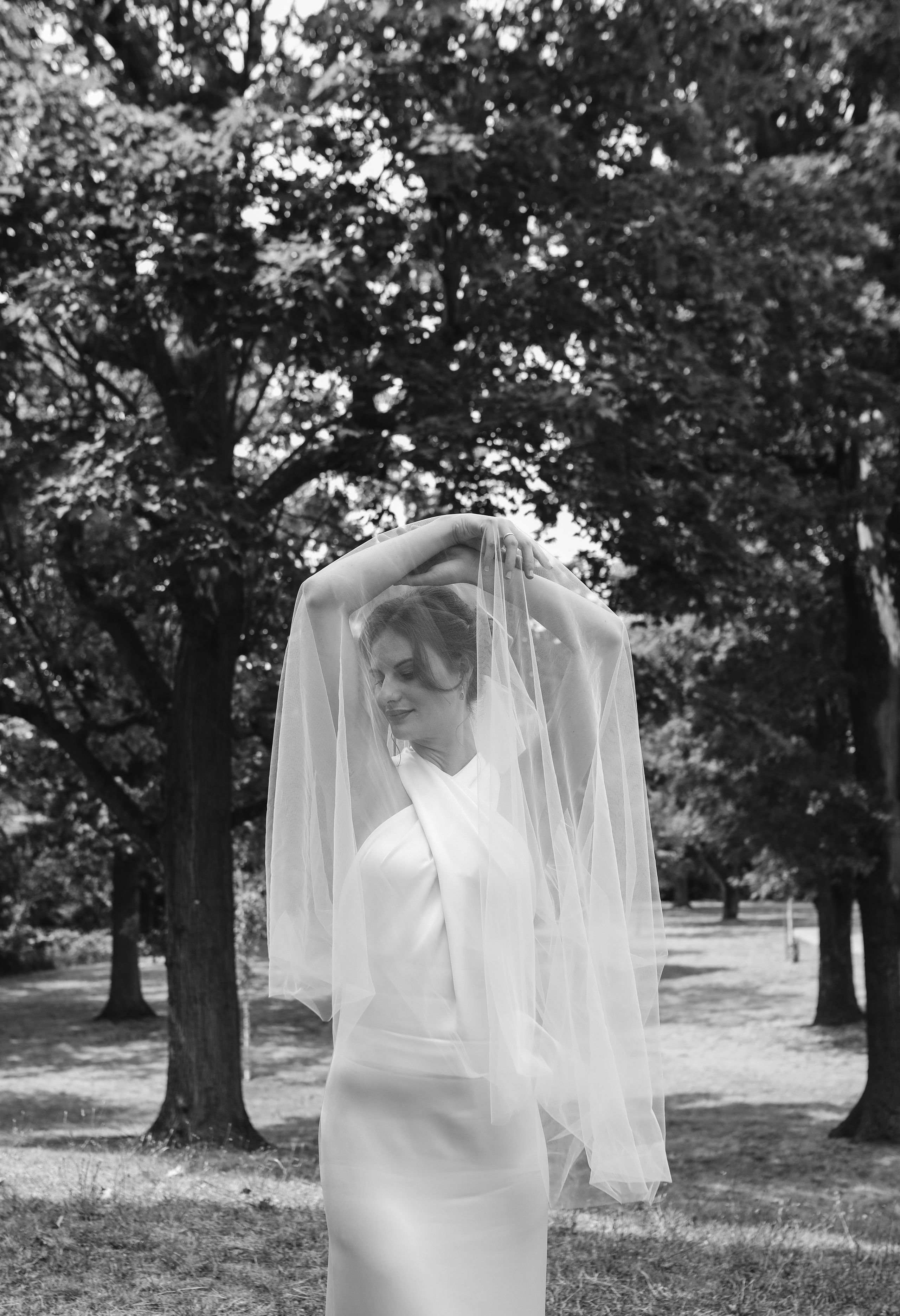 Brautpaar vor dem Schlösschen Limburgerhof – romantische Hochzeitsfotos Pfalz