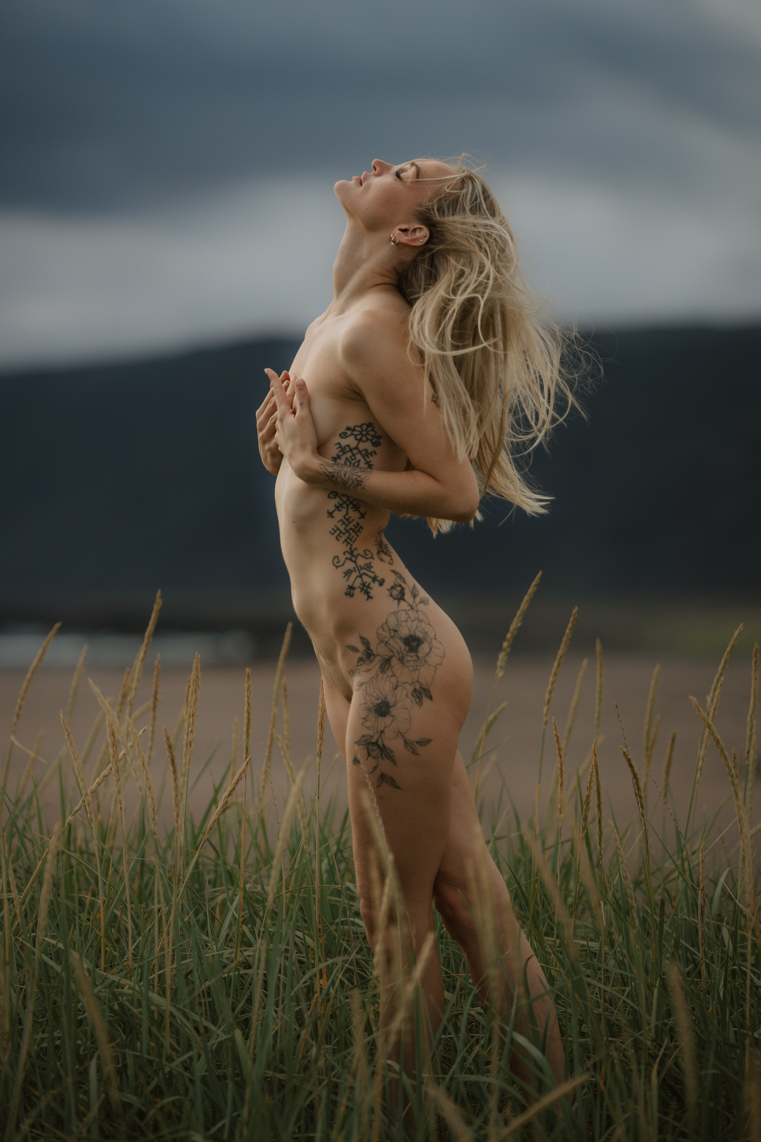 Body, nature, and empowerment—sensual boudoir photography in Iceland’s stunning landscape.