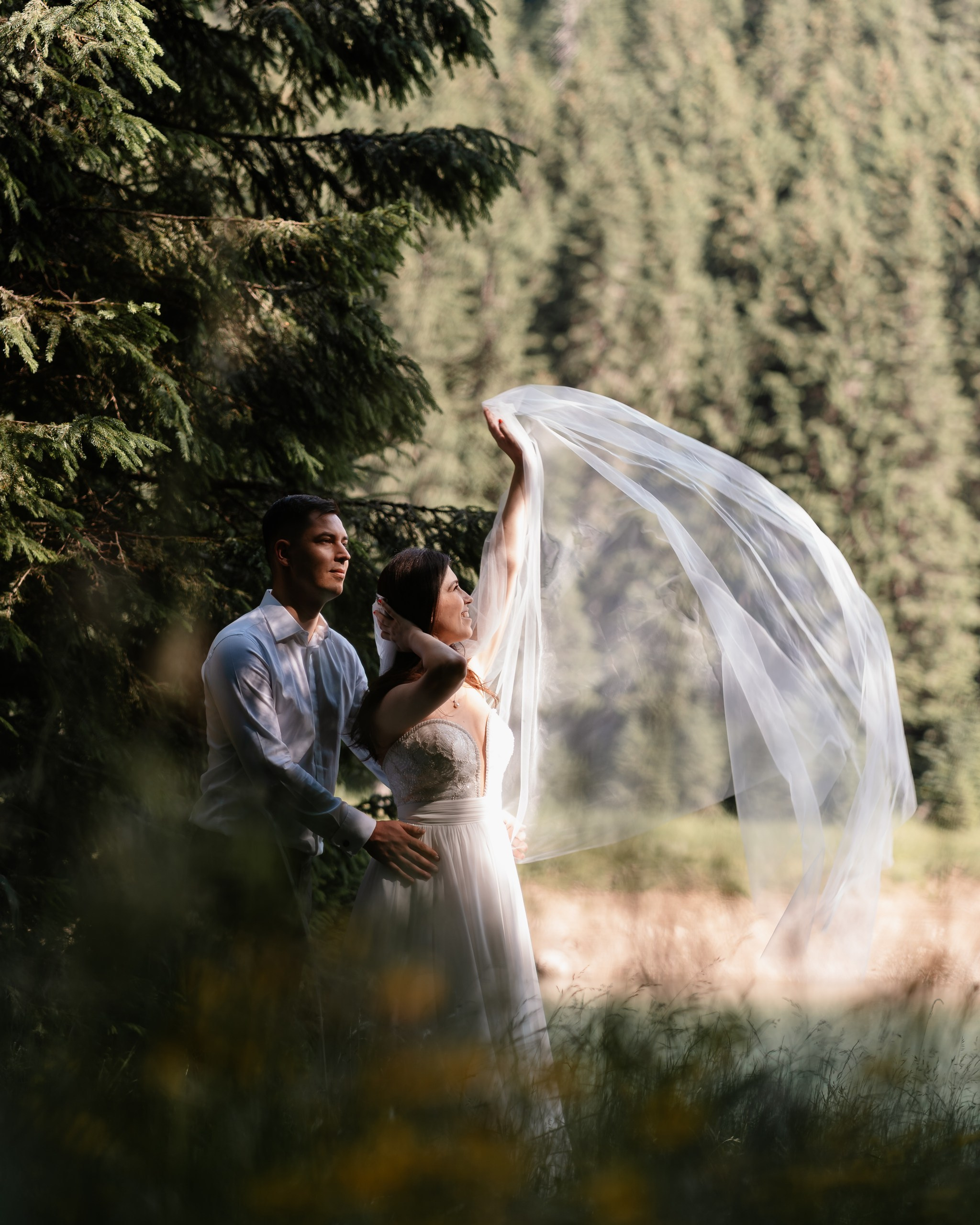 Moment emoționant între miri în ziua nunții, surprins într-un cadru natural și romantic, la Lacul Bolboci. Fotografie de nuntă profesională, editată artistic pentru a evidenția emoția și eleganța evenimentului.