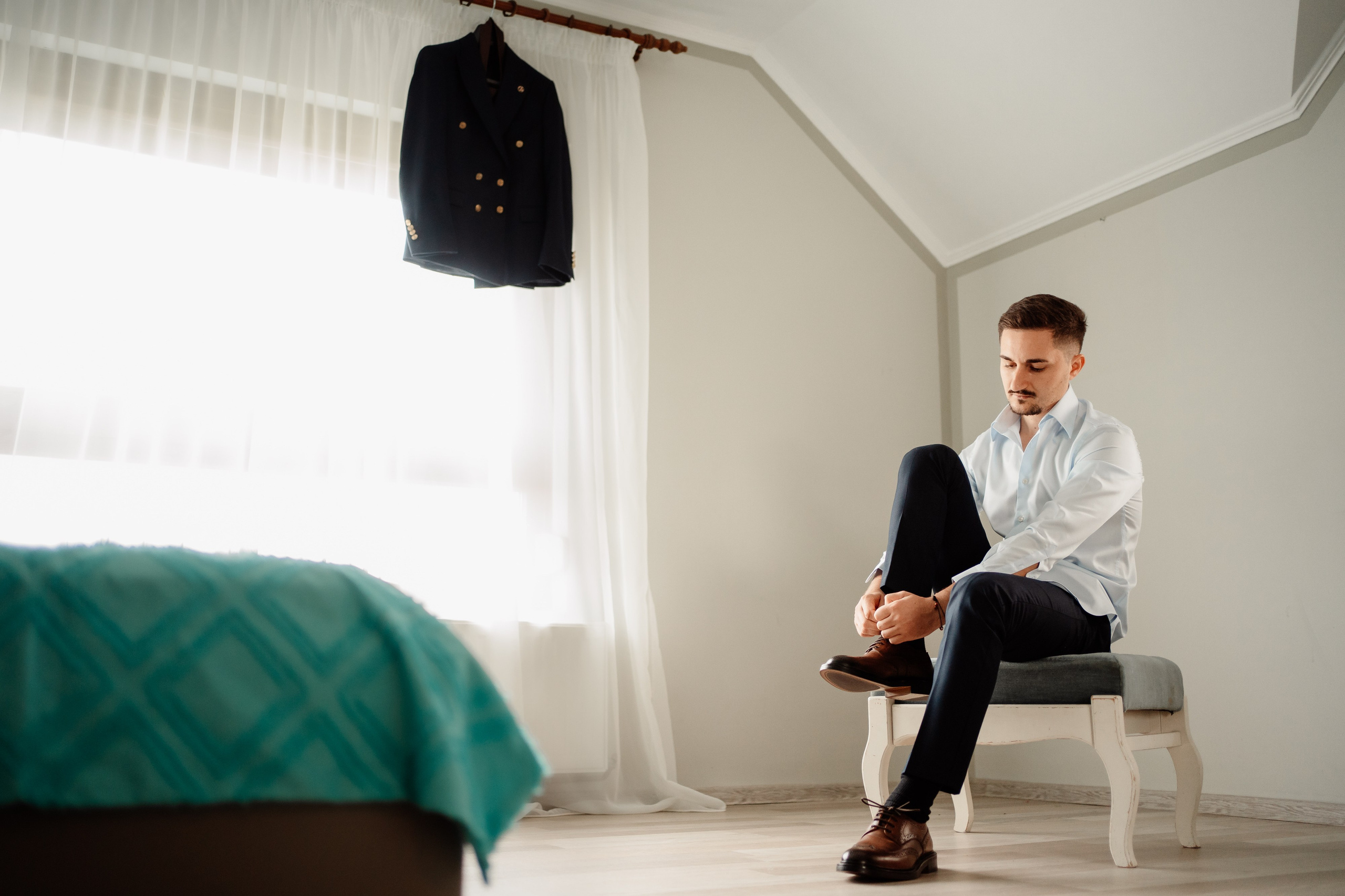 Moment emoționant între miri în ziua nunții, surprins într-un cadru natural și romantic, la Reina Events. Fotografie de nuntă profesională, editată artistic pentru a evidenția emoția și eleganța evenimentului.