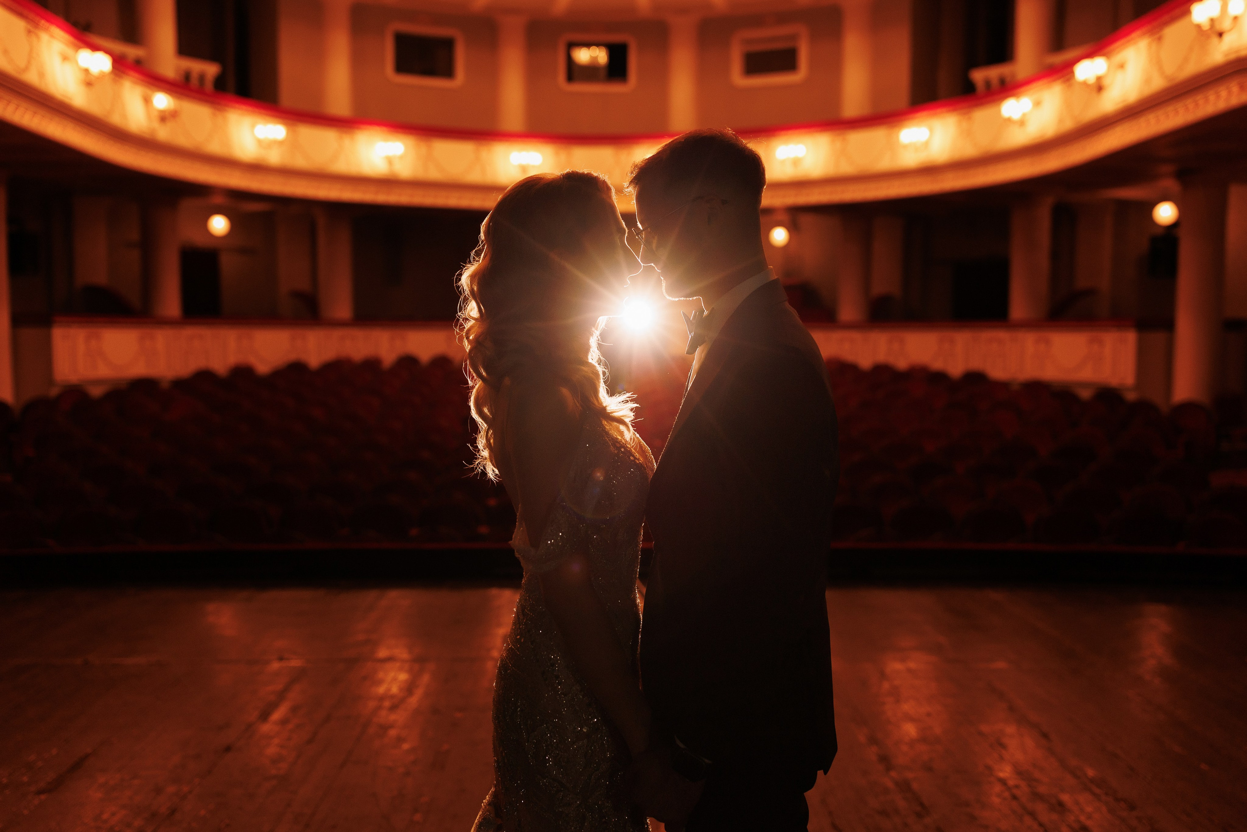 fotografie de nuntă cu lumină epică în teatru 