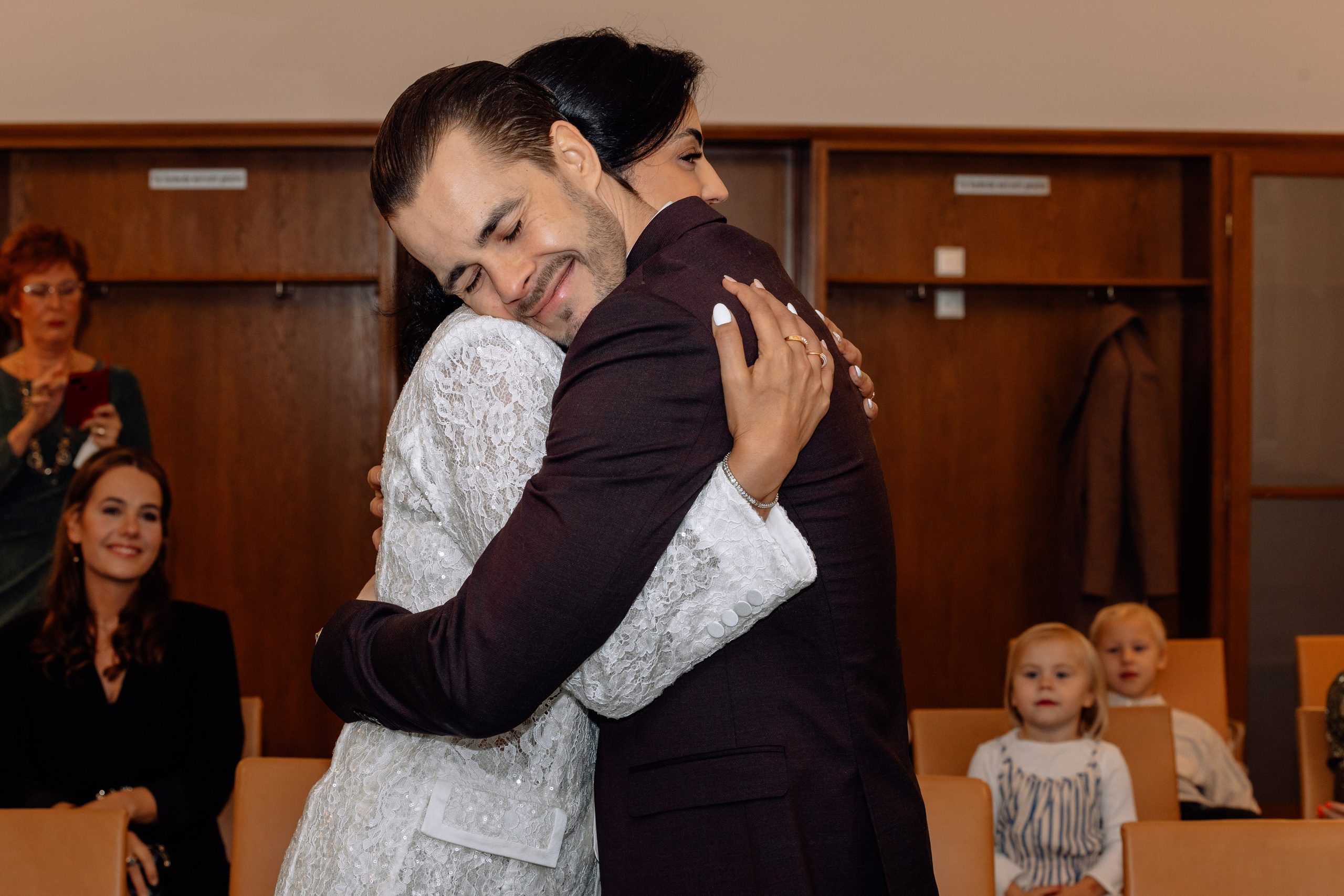 Braut und Bräutigam umarmen sich – emotionale Aufnahme Mandlstraße 14