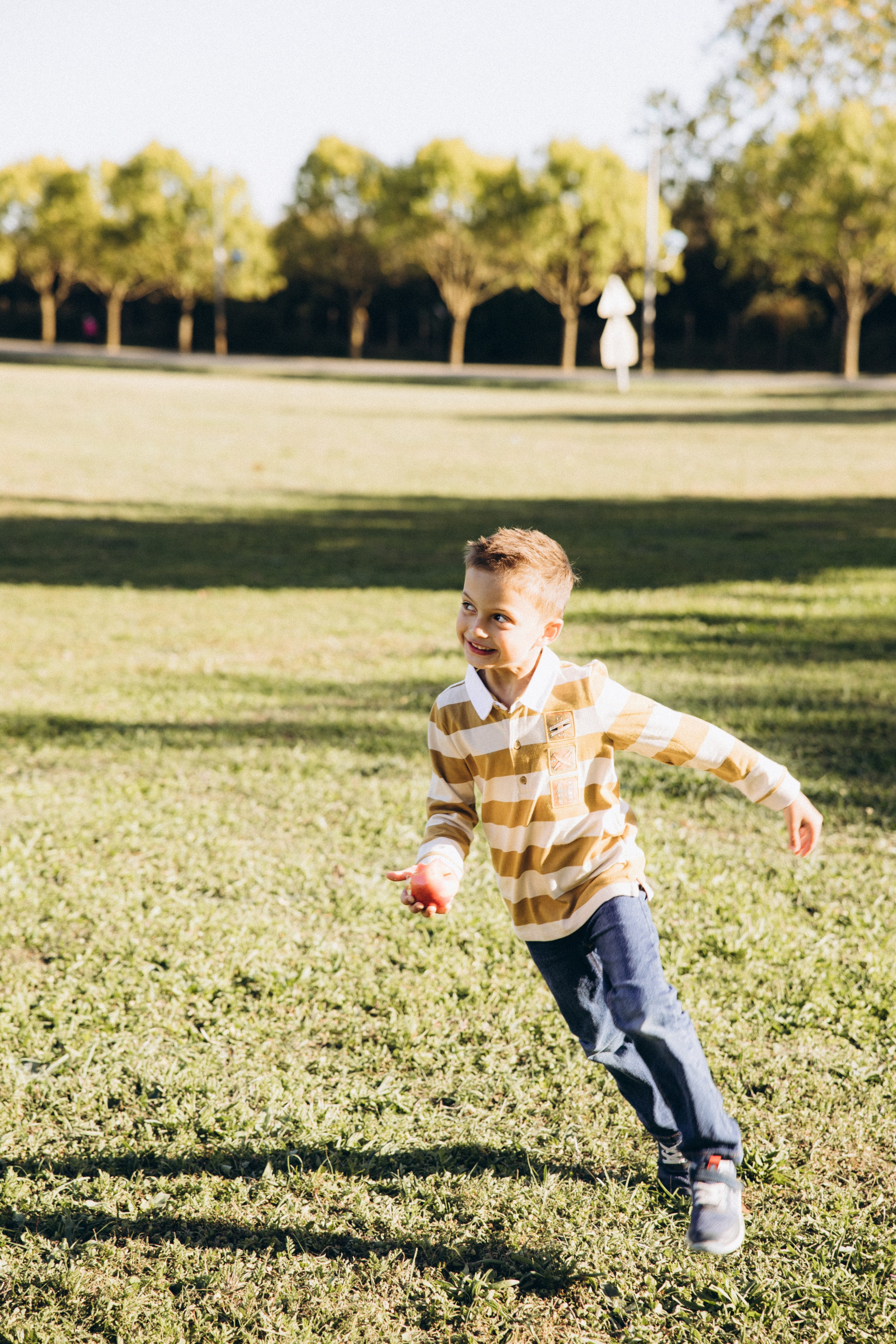 Autumn mother-son family photoshoot in Toulouse. Eugenie Smirnova — wedding, corporate and lifestyle photographer in Toulouse and Southwest France
