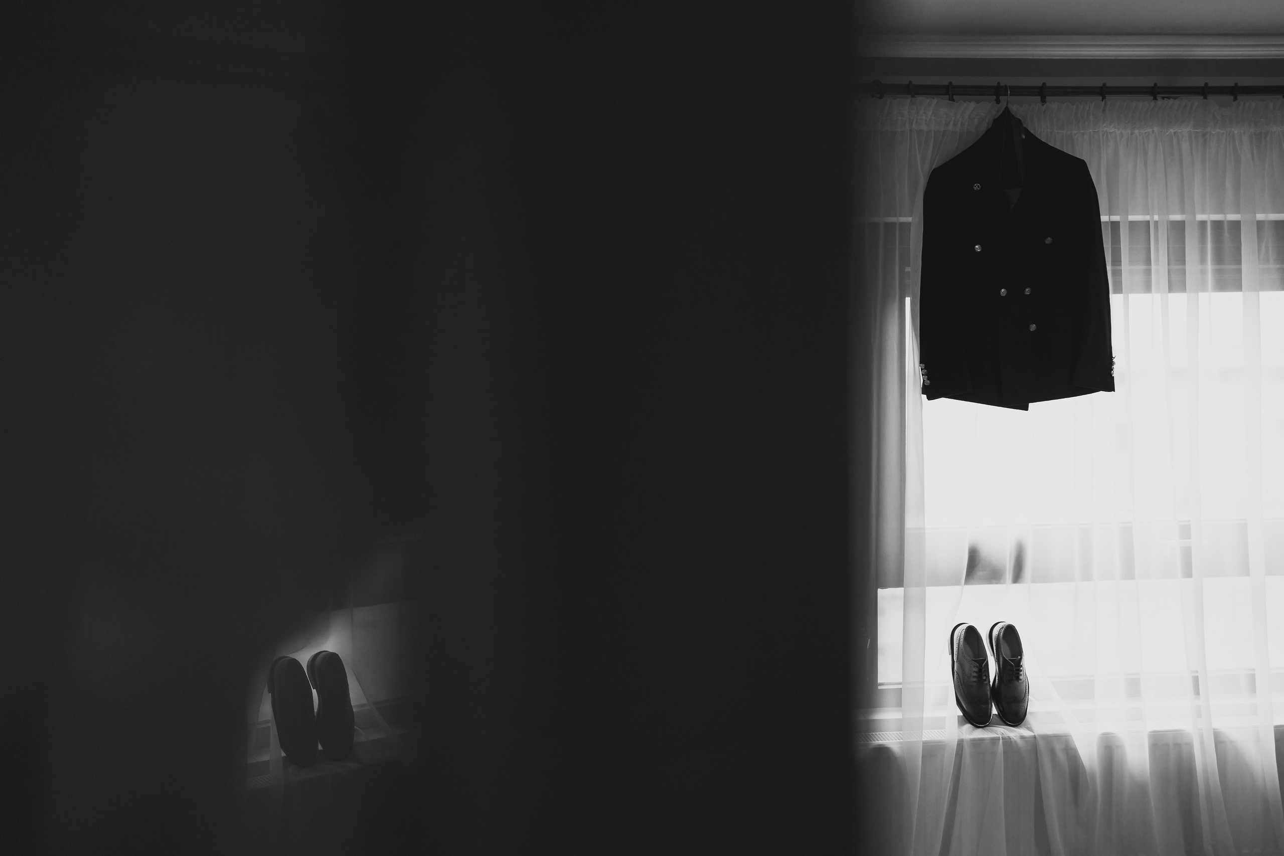 Moment emoționant între miri în ziua nunții, surprins într-un cadru natural și romantic, la Reina Events. Fotografie de nuntă profesională, editată artistic pentru a evidenția emoția și eleganța evenimentului.