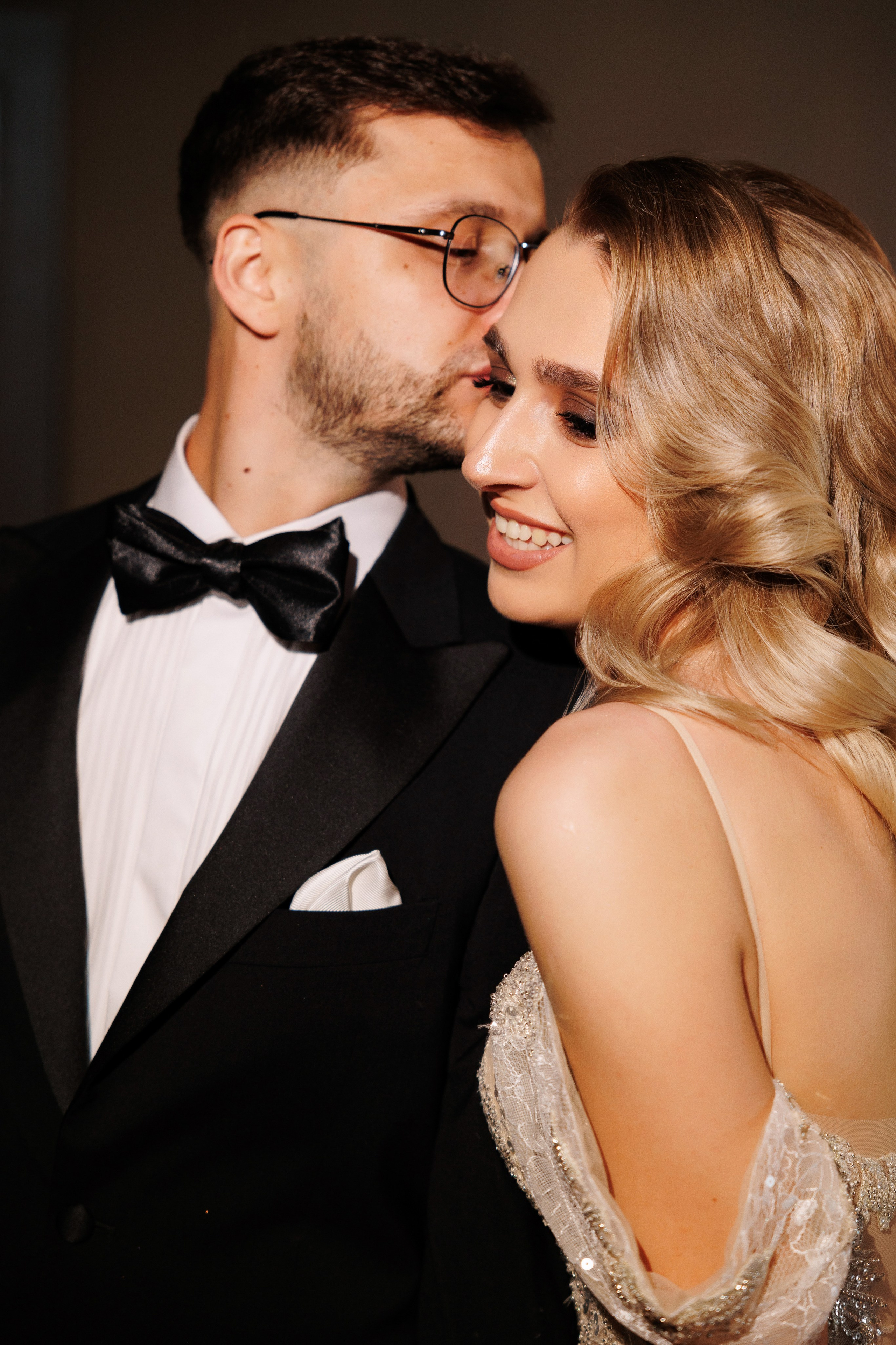 sărutul și zâmbetul mirilor