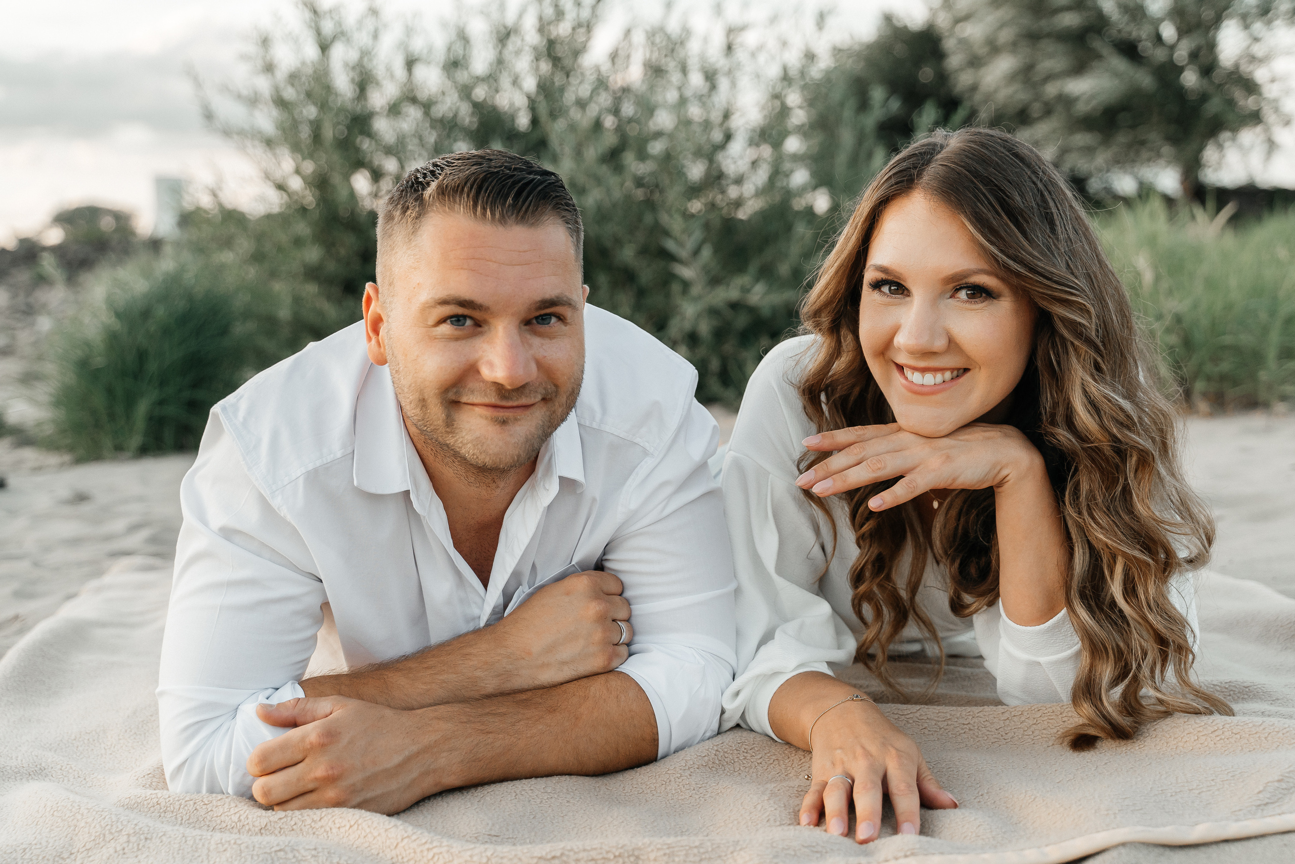 Ein wunderschönes Paar am Rheinufer. Hochzeitsfotograf für Moers, Niederrhein, Düsseldorf, NRW und Deutschland