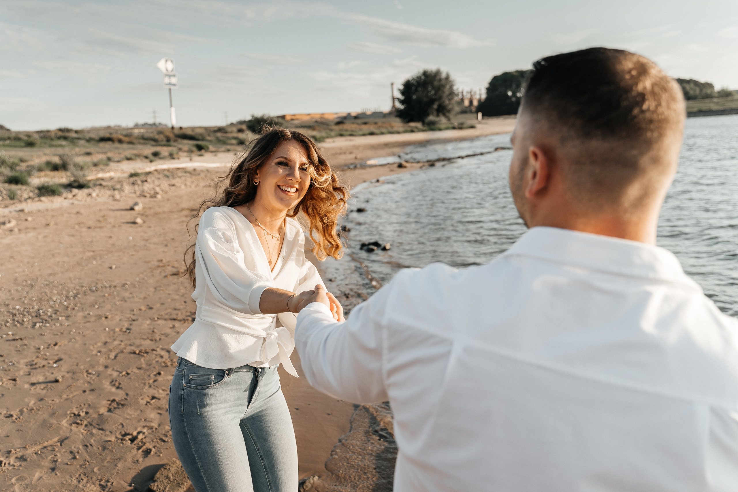 Ein wunderschönes Paar am Rheinufer. Hochzeitsfotograf für Moers, Niederrhein, Düsseldorf, NRW und Deutschland