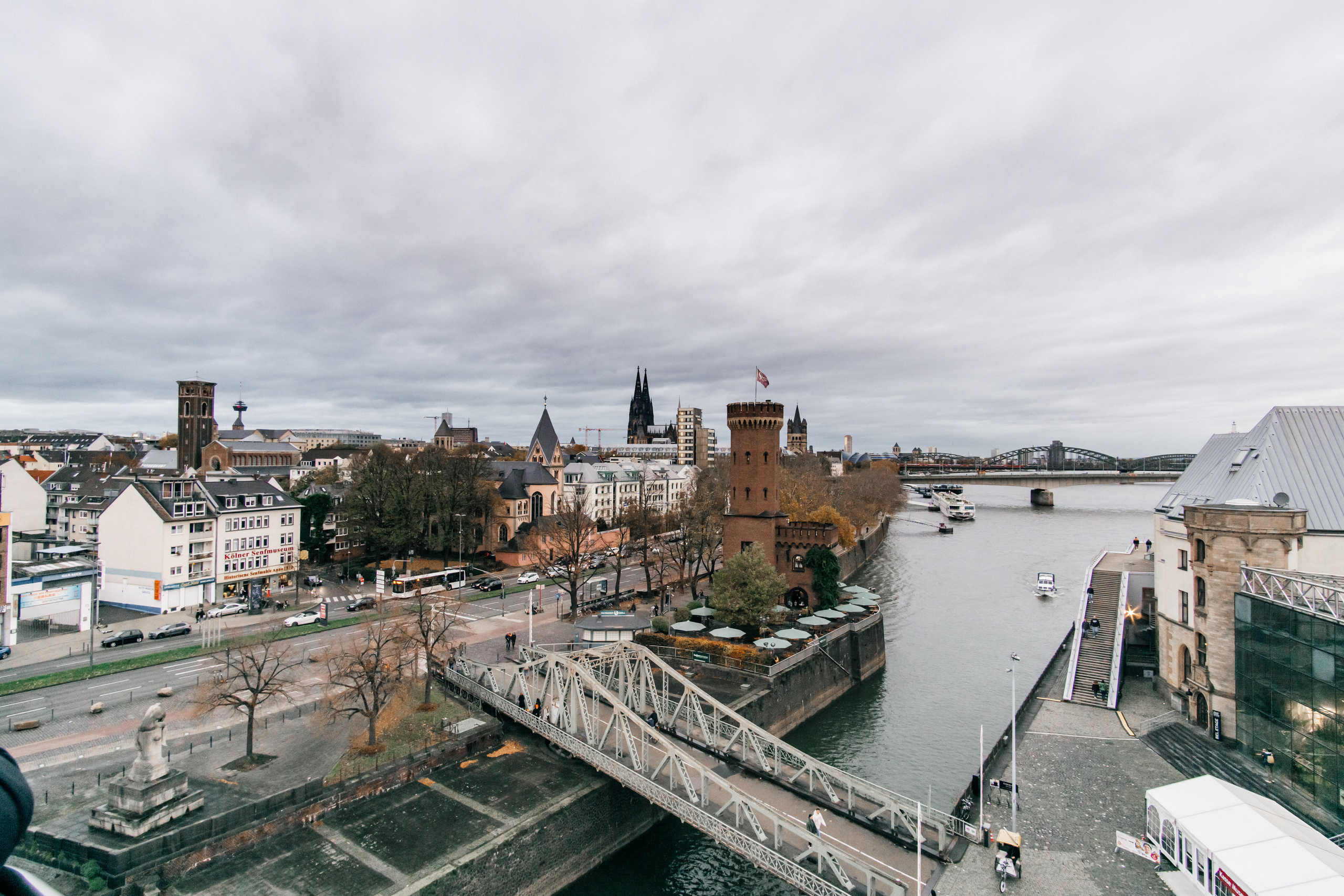 Ein Paarfotoshooting mitten in Köln. Hochzeitsfotograf für Moers, Niederrhein, Düsseldorf, NRW und Deutschland