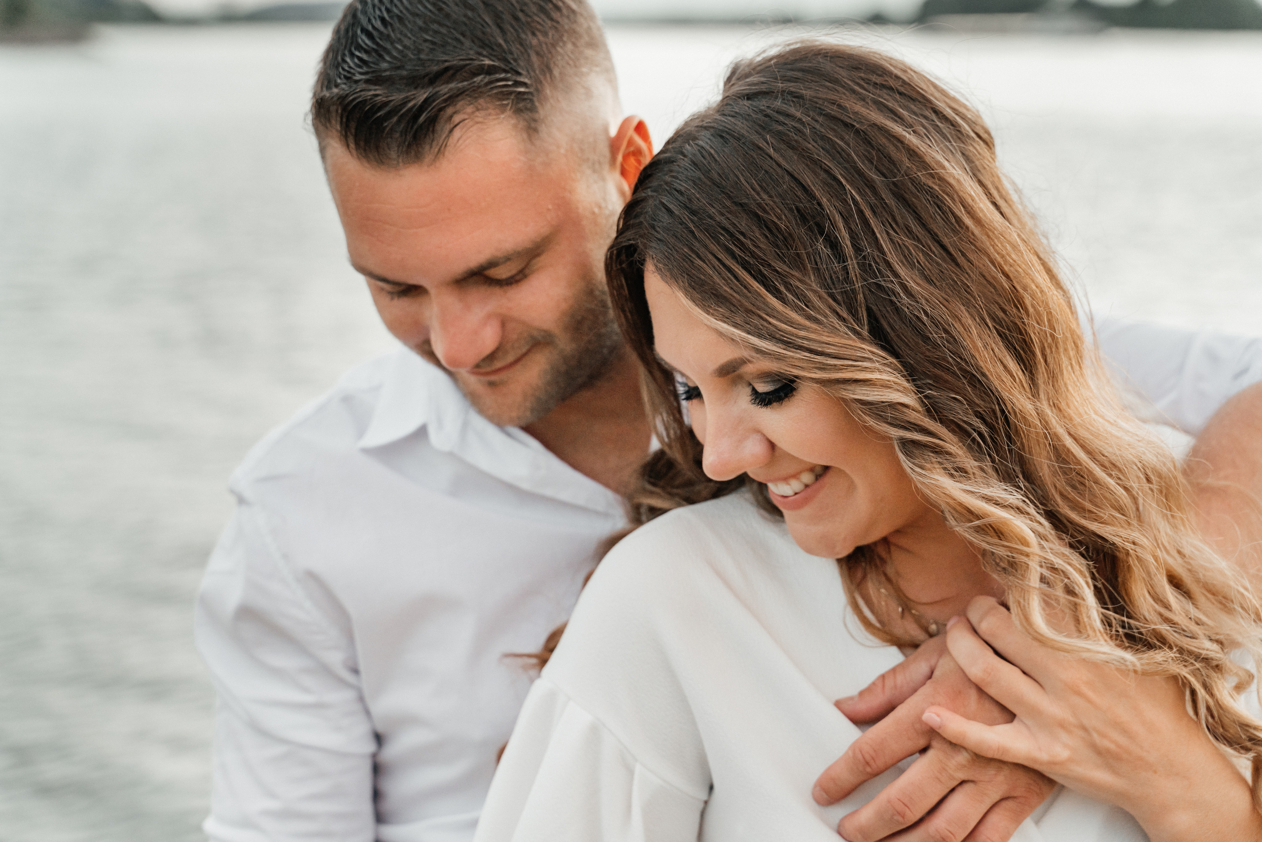 Ein wunderschönes Paar am Rheinufer. Hochzeitsfotograf für Moers, Niederrhein, Düsseldorf, NRW und Deutschland