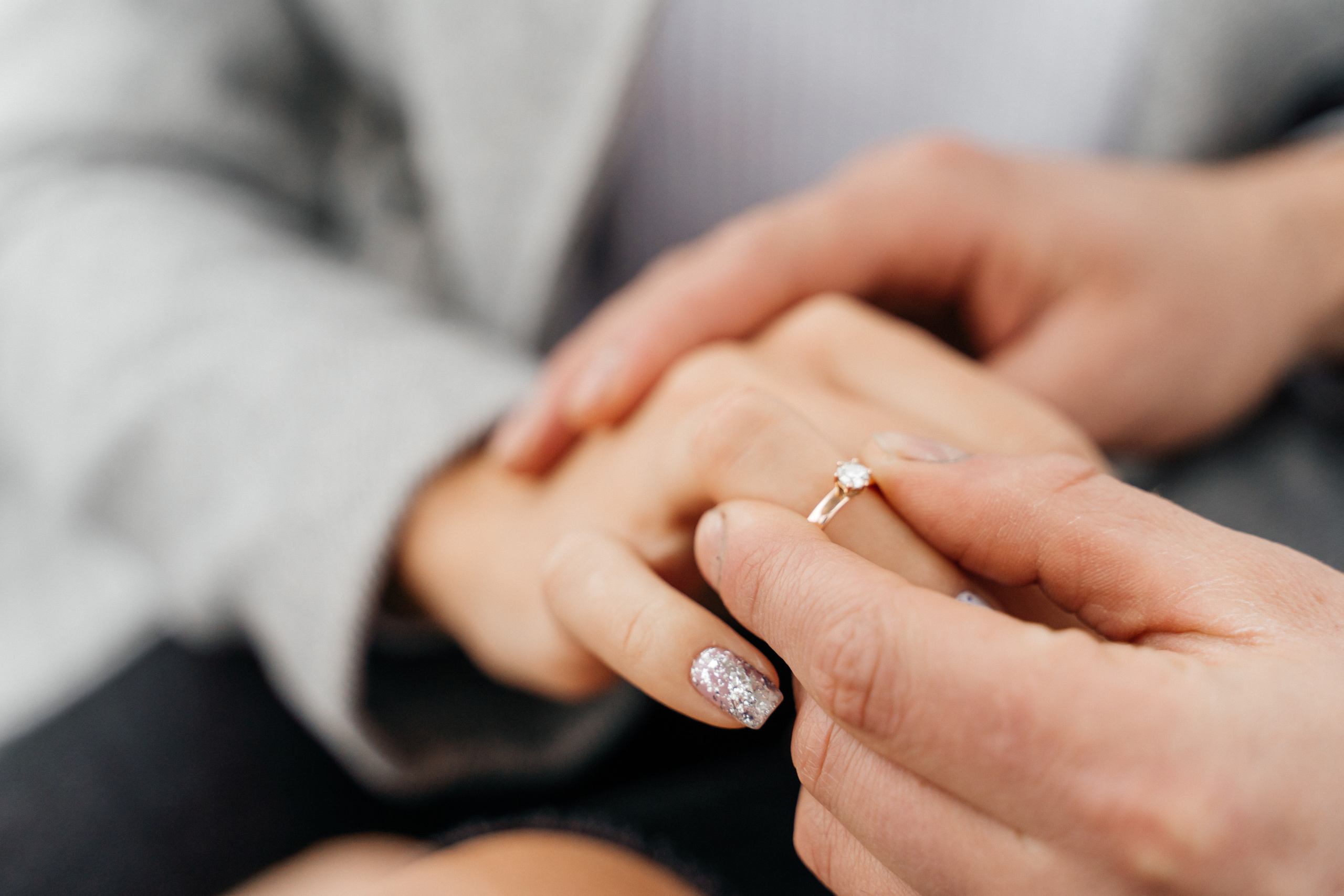 Ein Paarfotoshooting mitten in Köln. Hochzeitsfotograf für Moers, Niederrhein, Düsseldorf, NRW und Deutschland