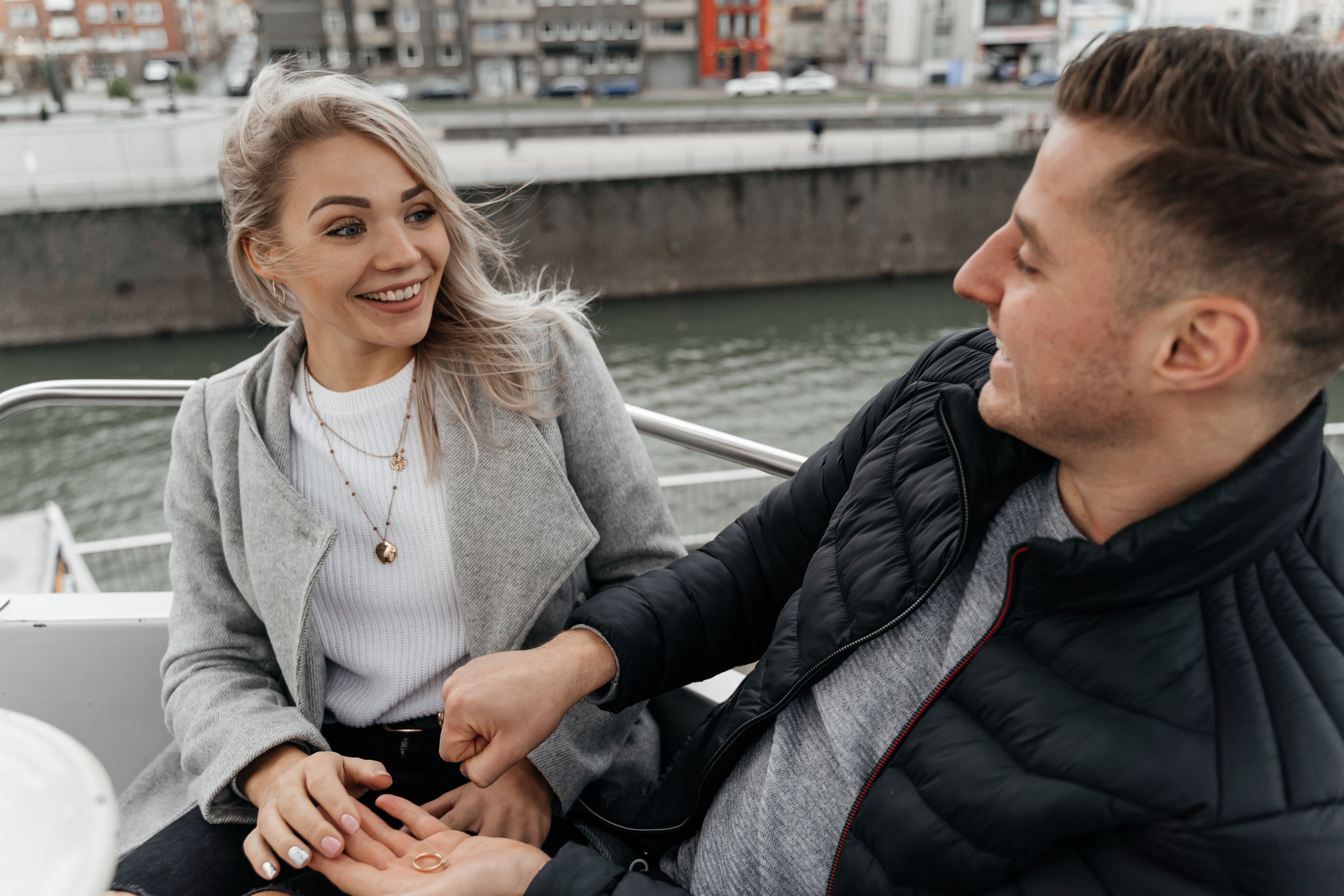 Ein Paarfotoshooting mitten in Köln. Hochzeitsfotograf für Moers, Niederrhein, Düsseldorf, NRW und Deutschland