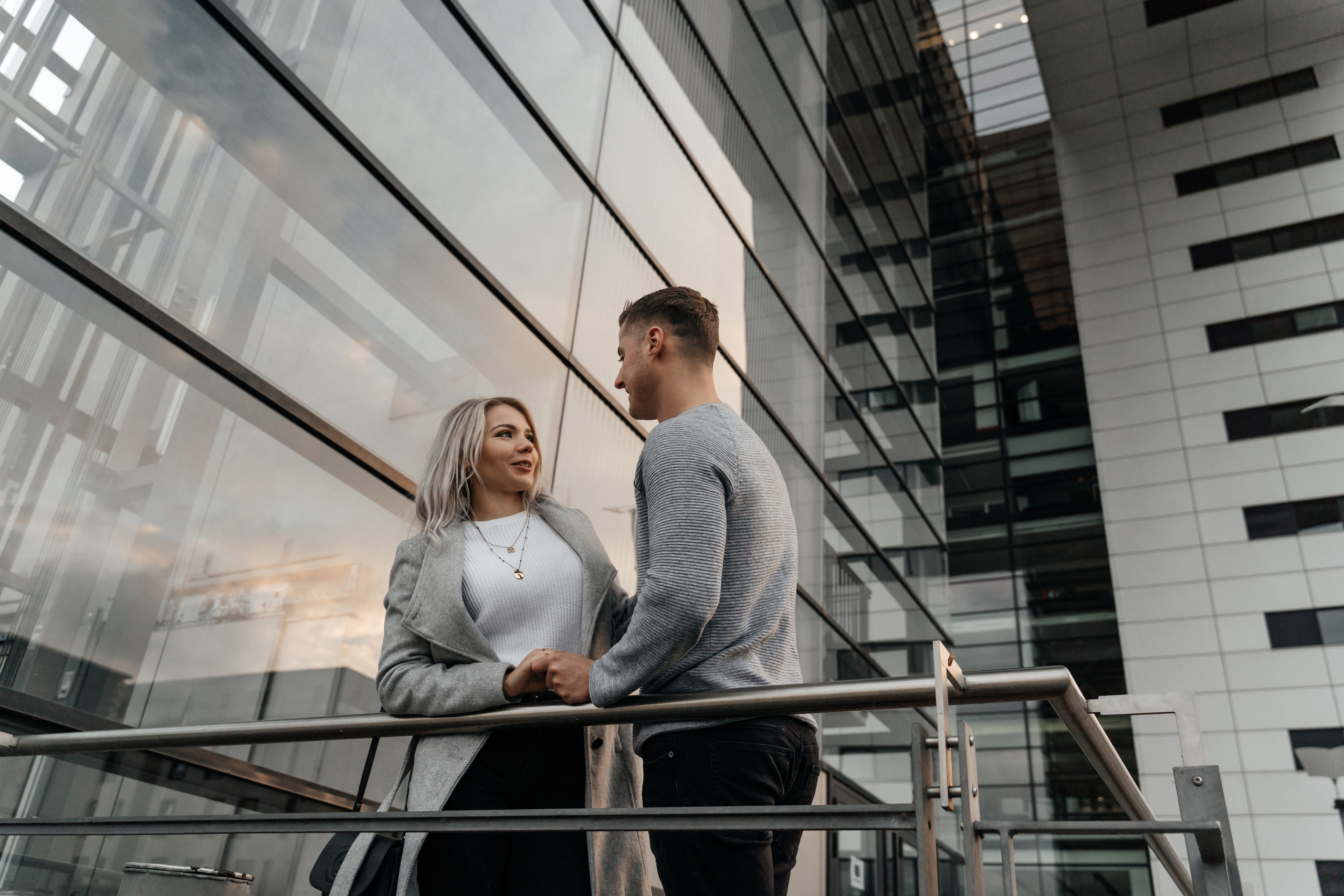 Ein Paarfotoshooting mitten in Köln. Hochzeitsfotograf für Moers, Niederrhein, Düsseldorf, NRW und Deutschland