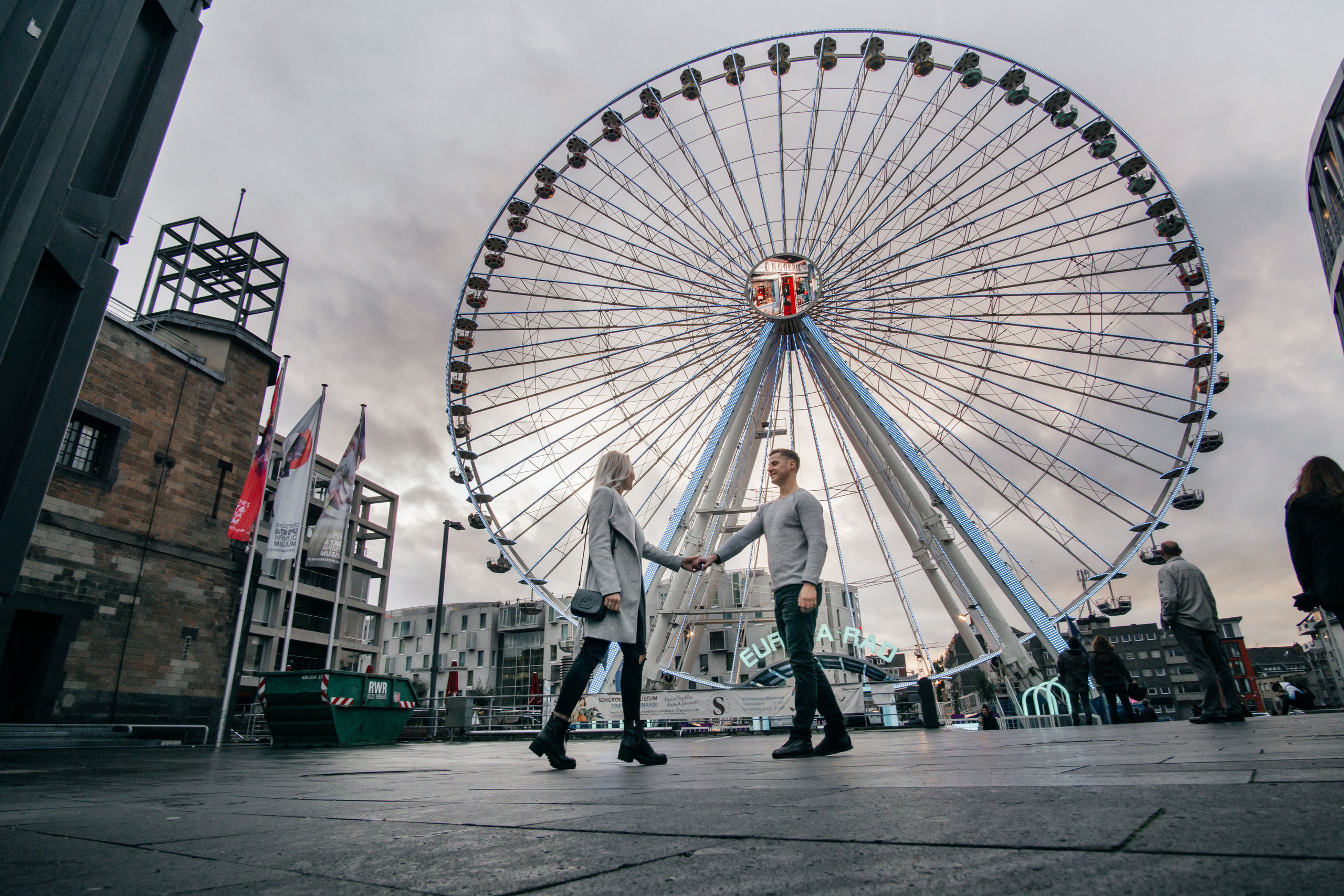 Ein Paarfotoshooting mitten in Köln. Hochzeitsfotograf für Moers, Niederrhein, Düsseldorf, NRW und Deutschland