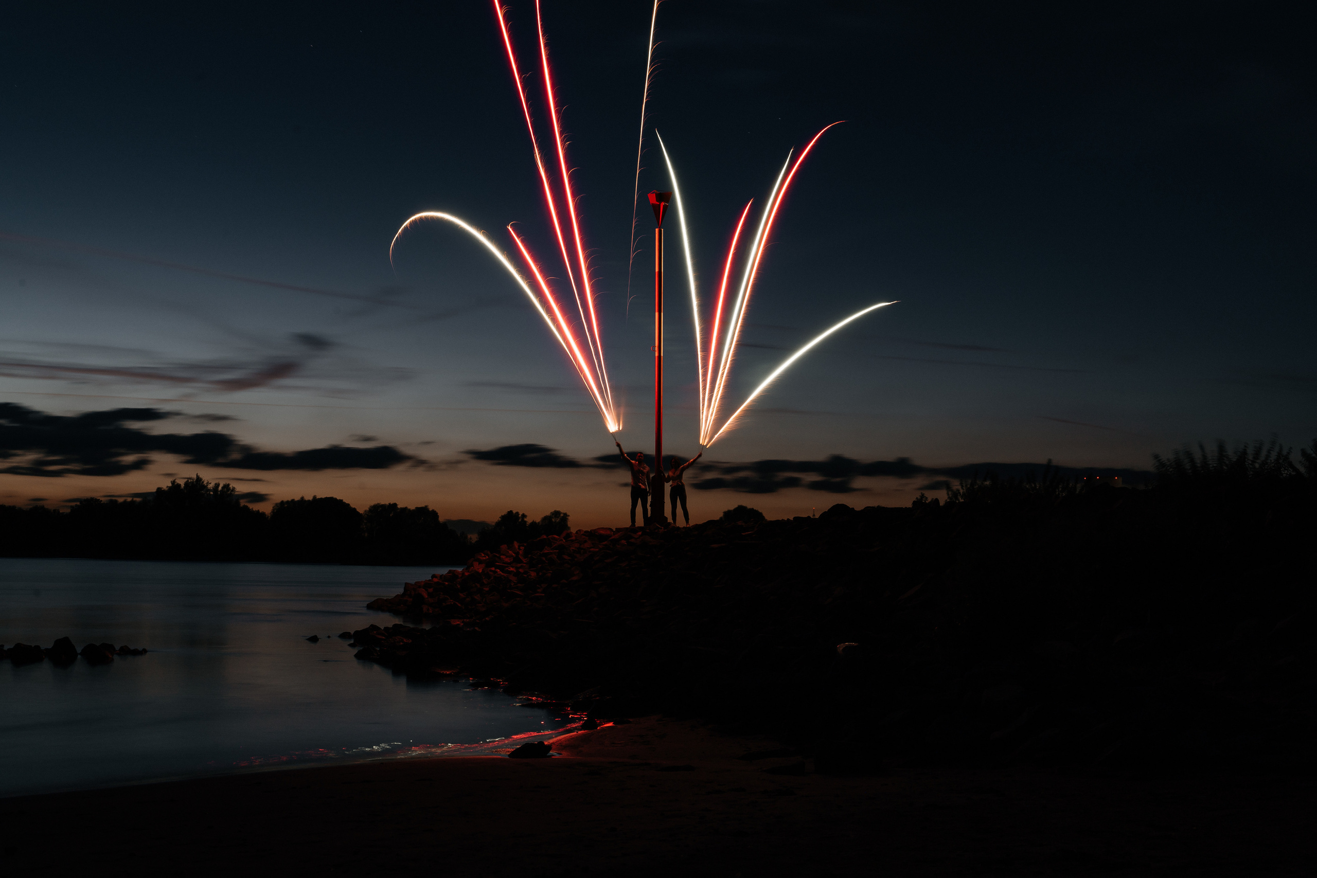 Ein wunderschönes Paar am Rheinufer. Hochzeitsfotograf für Moers, Niederrhein, Düsseldorf, NRW und Deutschland