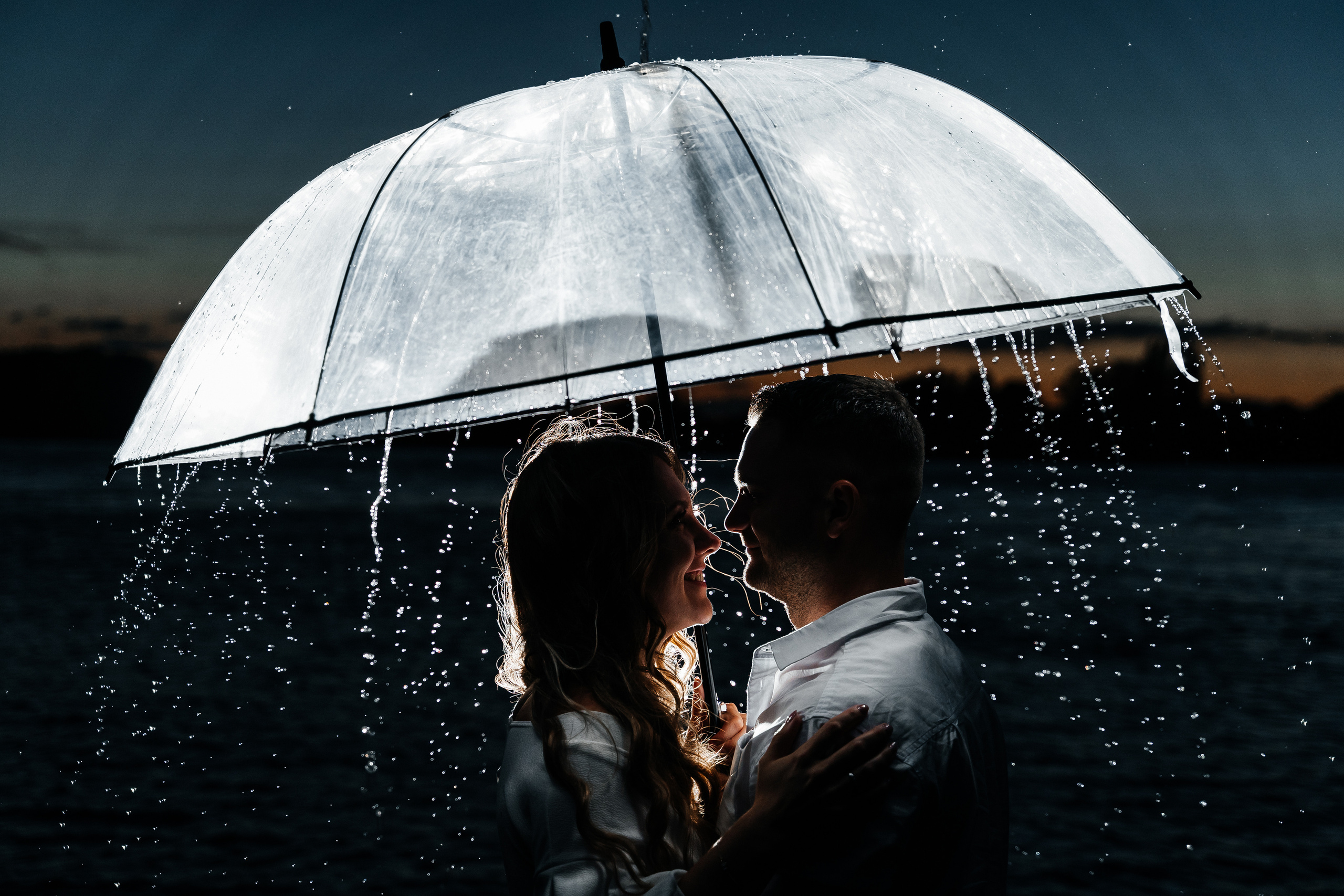 Ein wunderschönes Paar am Rheinufer. Hochzeitsfotograf für Moers, Niederrhein, Düsseldorf, NRW und Deutschland