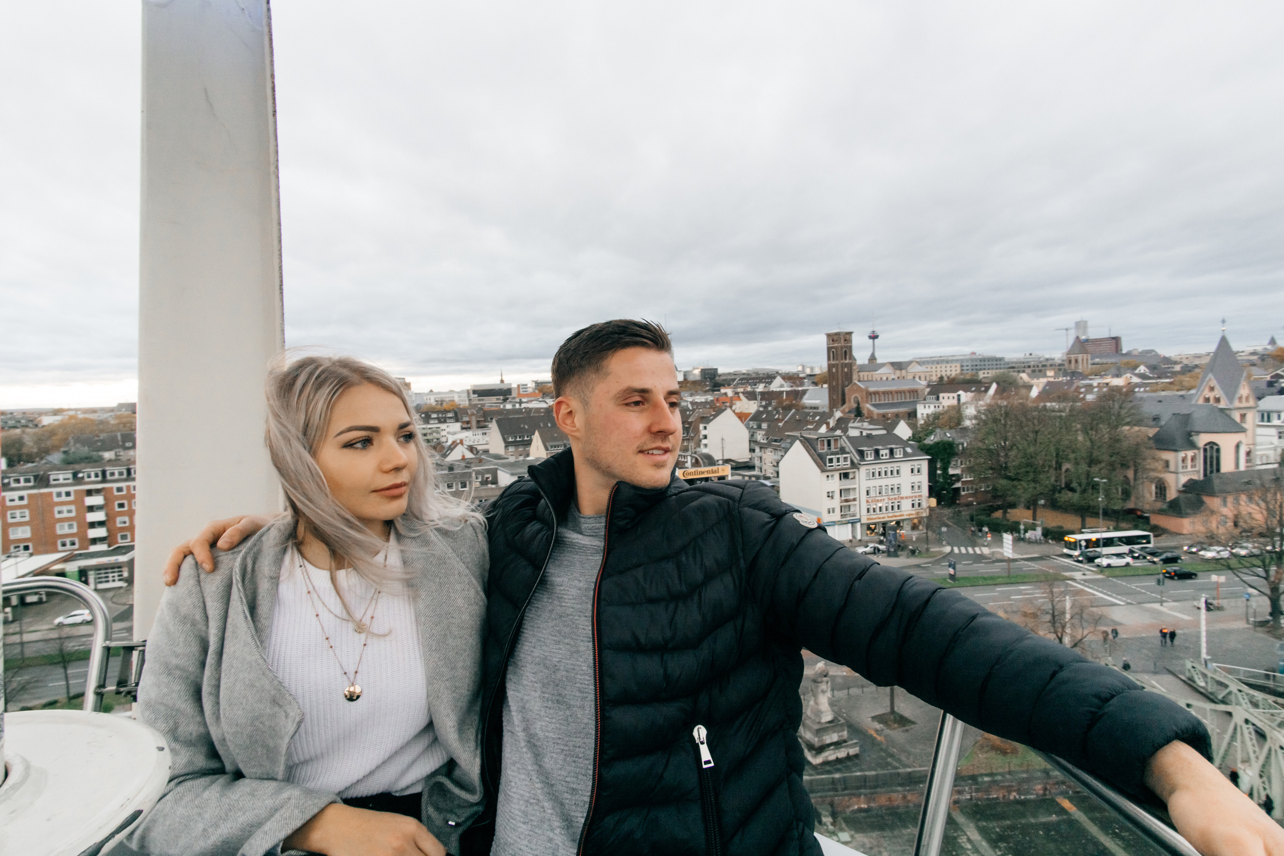 Ein Paarfotoshooting mitten in Köln. Hochzeitsfotograf für Moers, Niederrhein, Düsseldorf, NRW und Deutschland