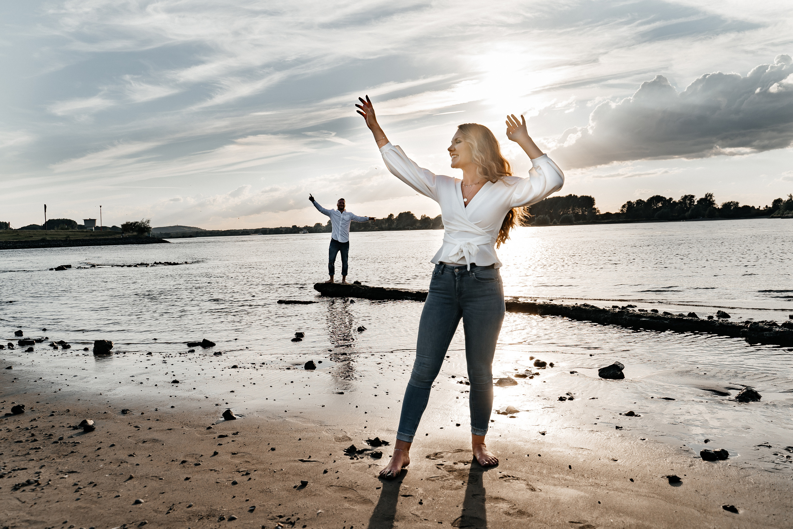 Ein wunderschönes Paar am Rheinufer. Hochzeitsfotograf für Moers, Niederrhein, Düsseldorf, NRW und Deutschland