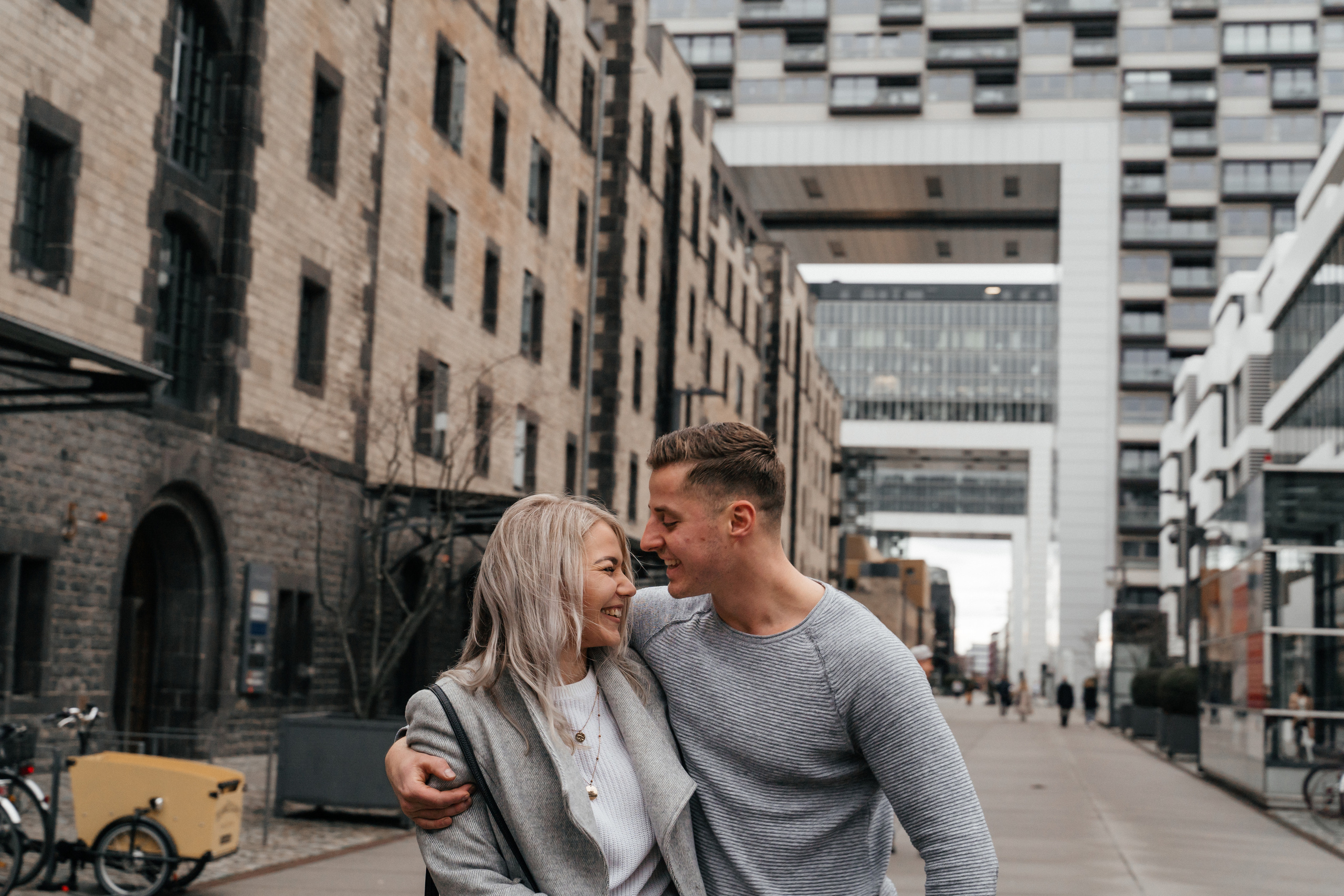 Ein Paarfotoshooting mitten in Köln. Hochzeitsfotograf für Moers, Niederrhein, Düsseldorf, NRW und Deutschland