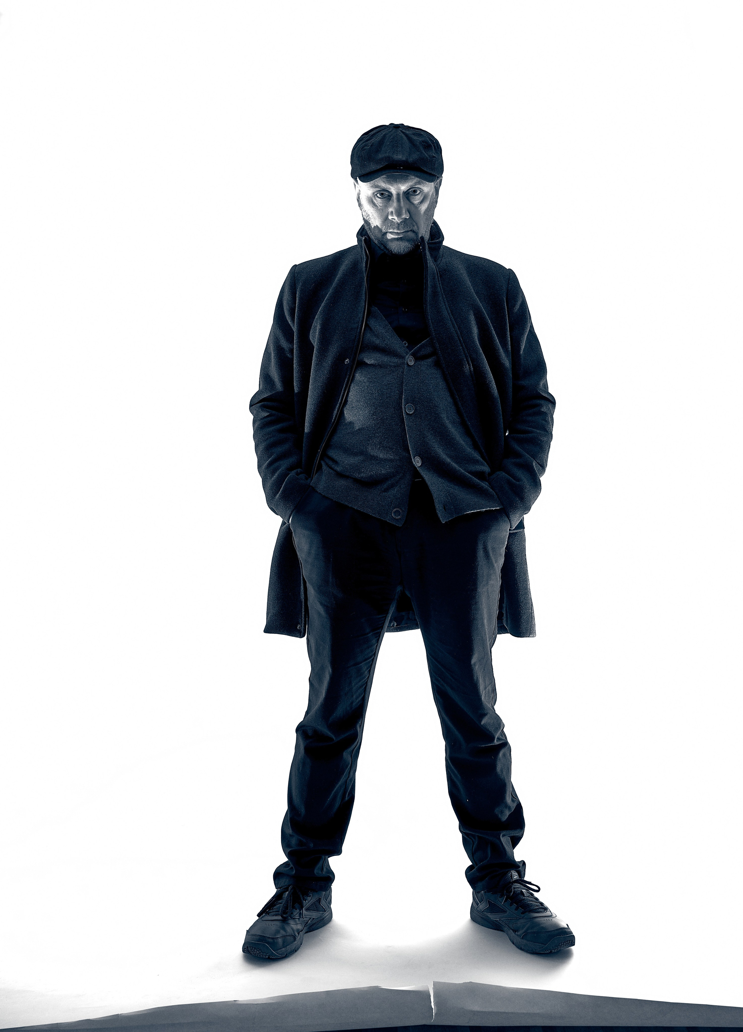 Portretowy fotograf Andriej Szypiłow - Spojrzenie na Kumpla w stylu Noir. Każdy z nas ma swoją ciemną stronę… Portret czarno-biały. BW. Black and White Portrait.