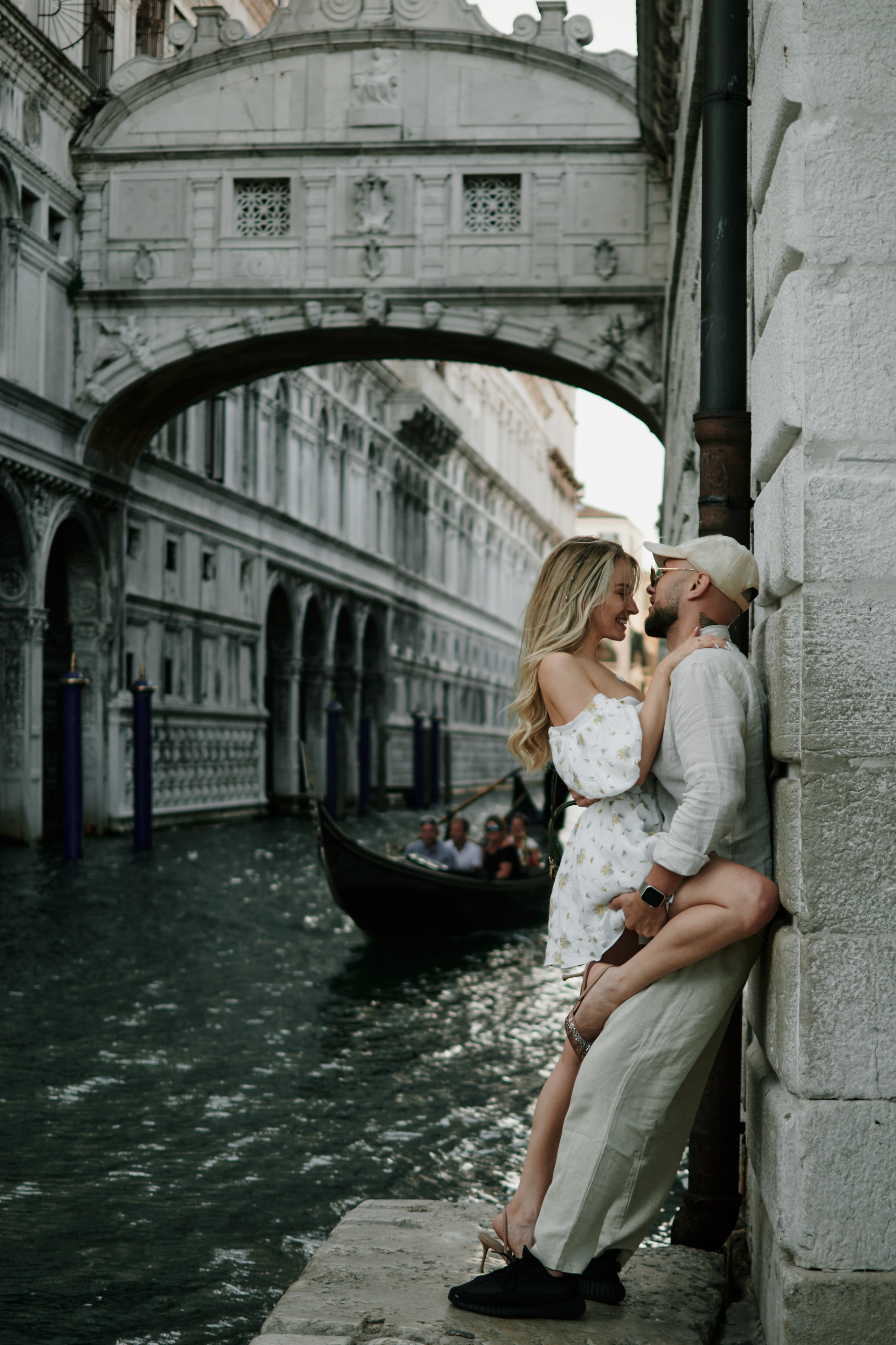 Surprise Engagement Photoshoot in Venice on a Boat. Photographer in Venice, Italy. Yana Zotova