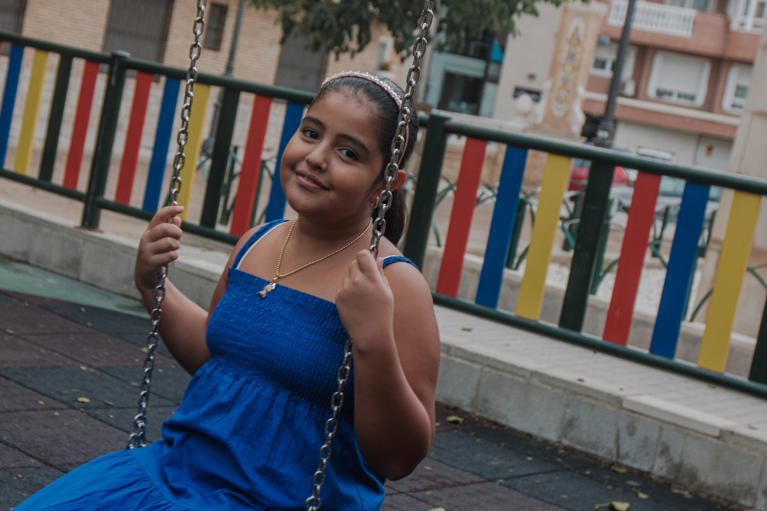 Сaminar en el patio de recreo. Fotógrafo de retrato, familia y reportajes en Valencia | España | Europa Vitalii Lumier