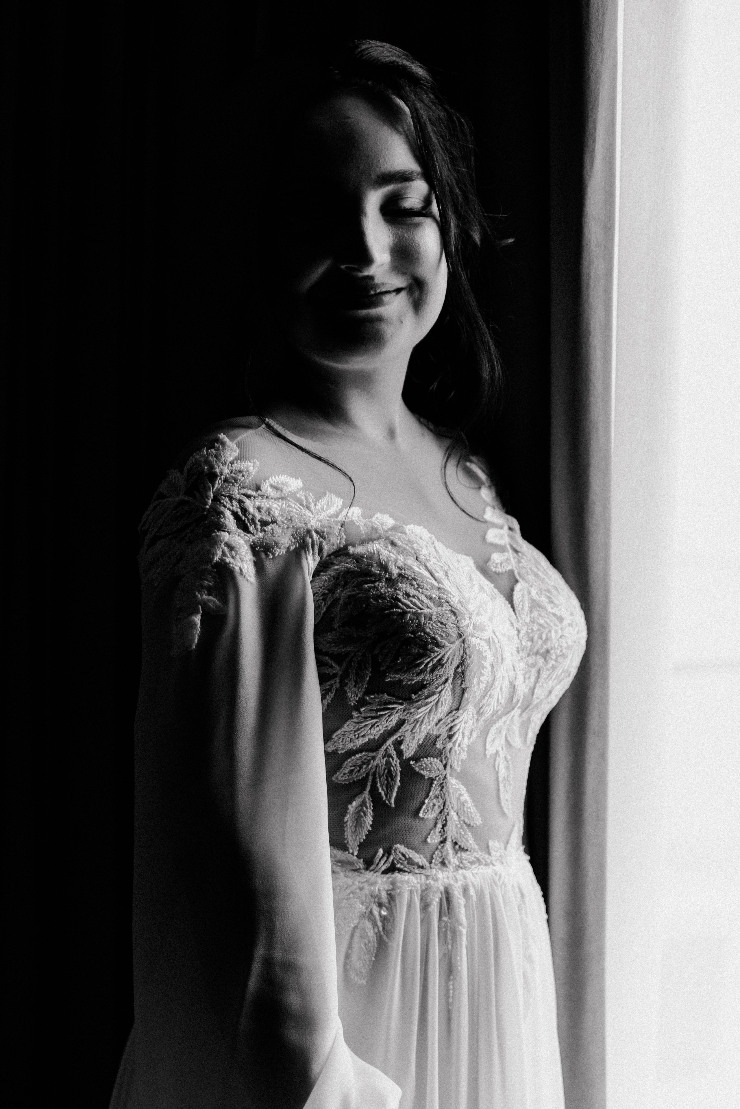 Fotografie de nunta, fotografii cu mireasa acasa, fotografii rochie de mireasa, rochia de mireasa, mirese, bijuterii mireasa, voal mireasa, pozing mireasa, fotografie profesionala nunta,  cununie biserica bucuresti, fotografii domnisoare de onoare, fotografii cavaleri de onoare, fotografii de la cununie, fotografii nunta de la biserica, pozing mireasa, obiceiuri, fotografie profesionala nunta