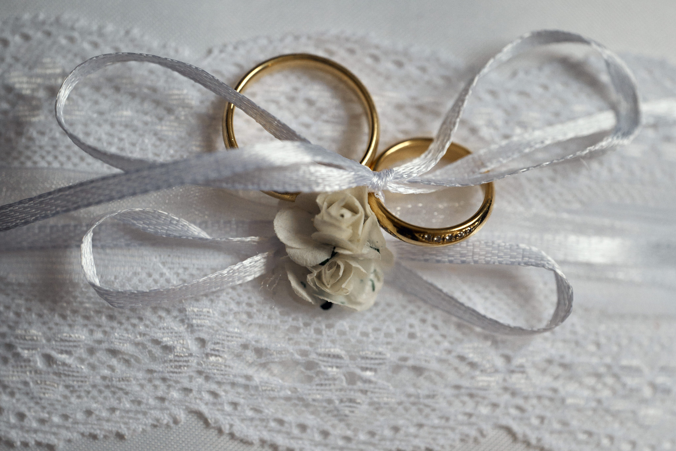 wei Eheringe liebevoll auf Spitze arrangiert – ein elegantes Detail aus der Hochzeitsreportage von Alis & Nils Hochzeit im Schloss Meßkirch.