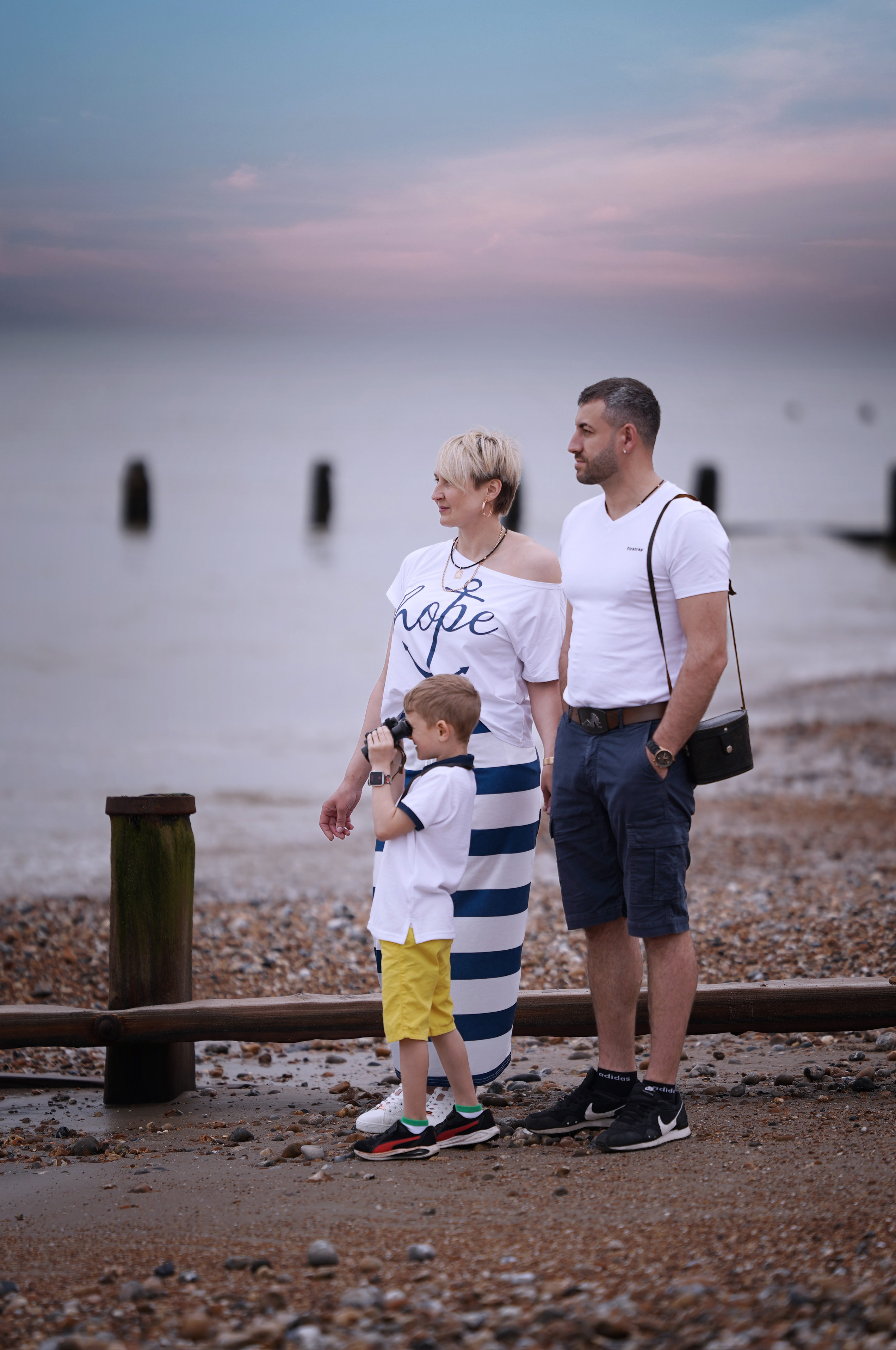 Family walk in the seaside. Jelena Upleja children and family photographer in Bognor Regis