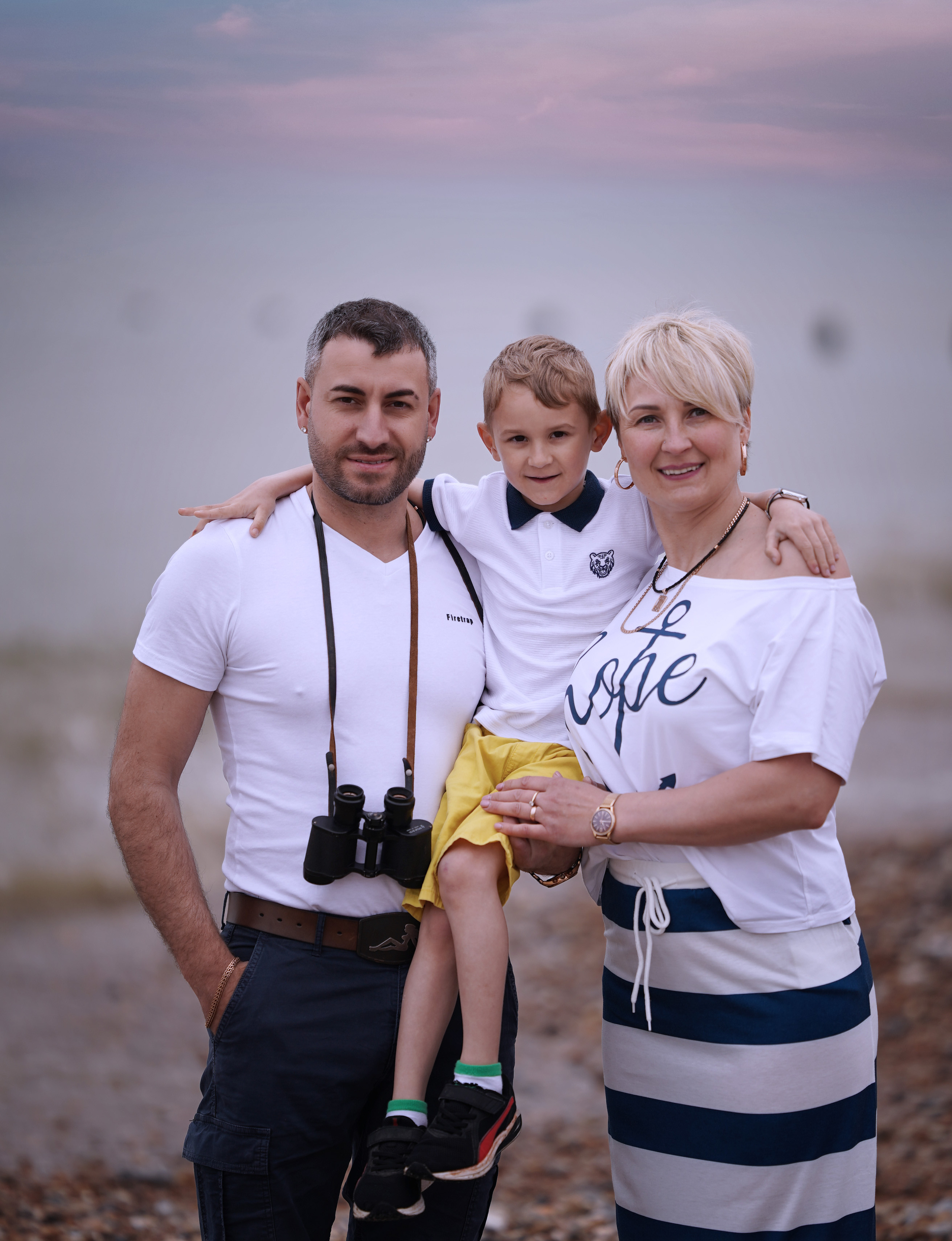 Family walk in the seaside. Jelena Upleja children and family photographer in Bognor Regis