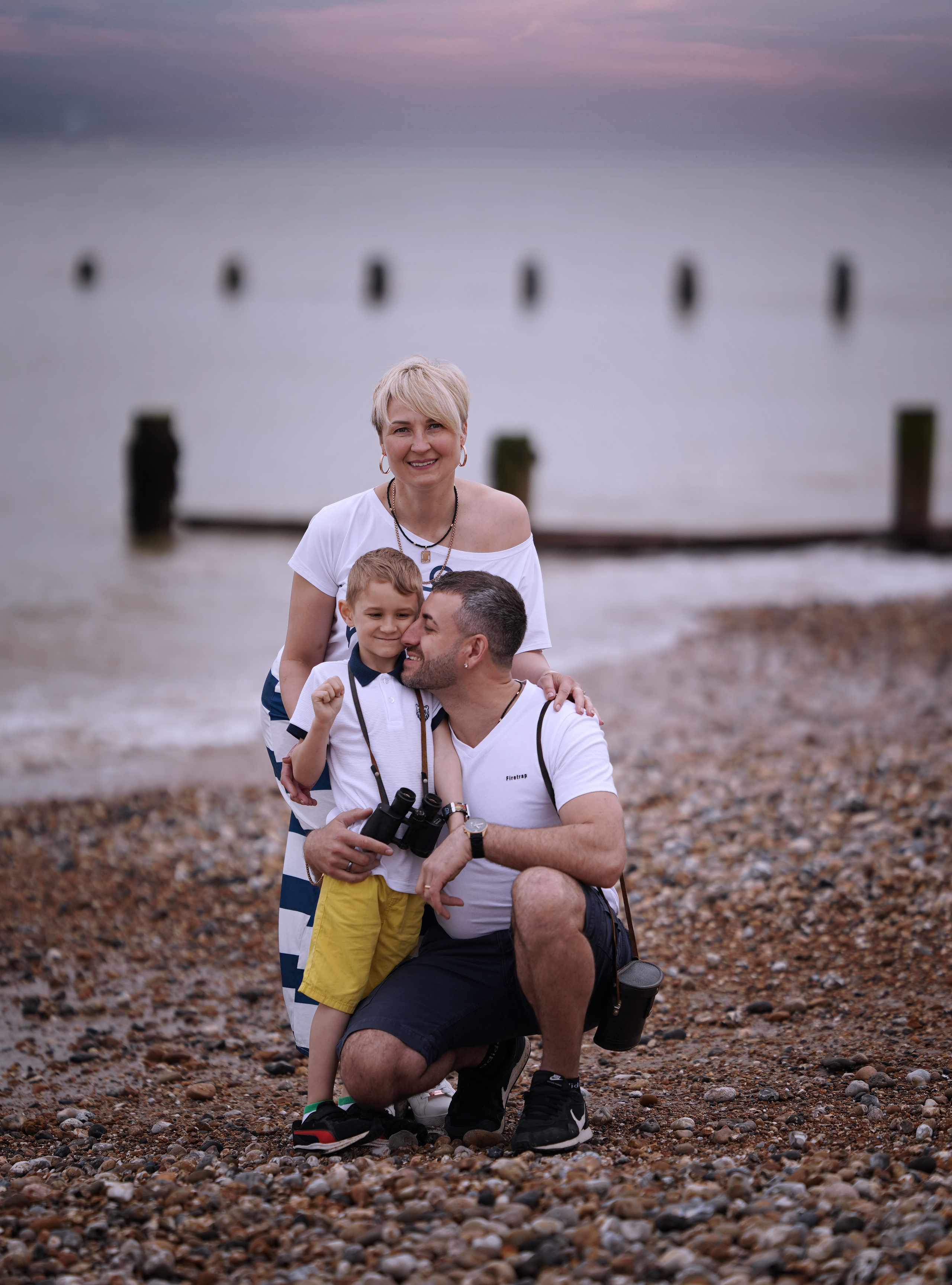 Family walk in the seaside. Jelena Upleja children and family photographer in Bognor Regis