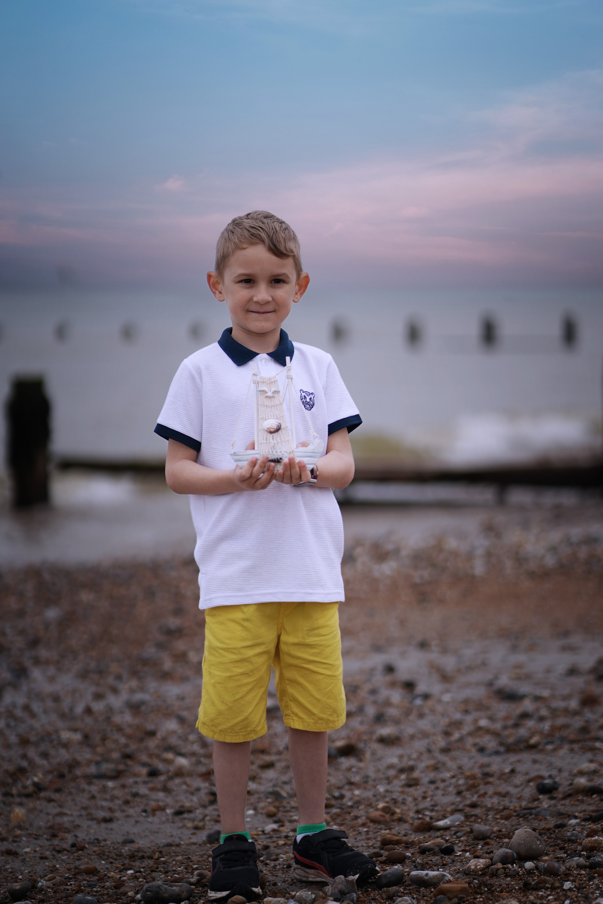 Family walk in the seaside. Jelena Upleja children and family photographer in Bognor Regis