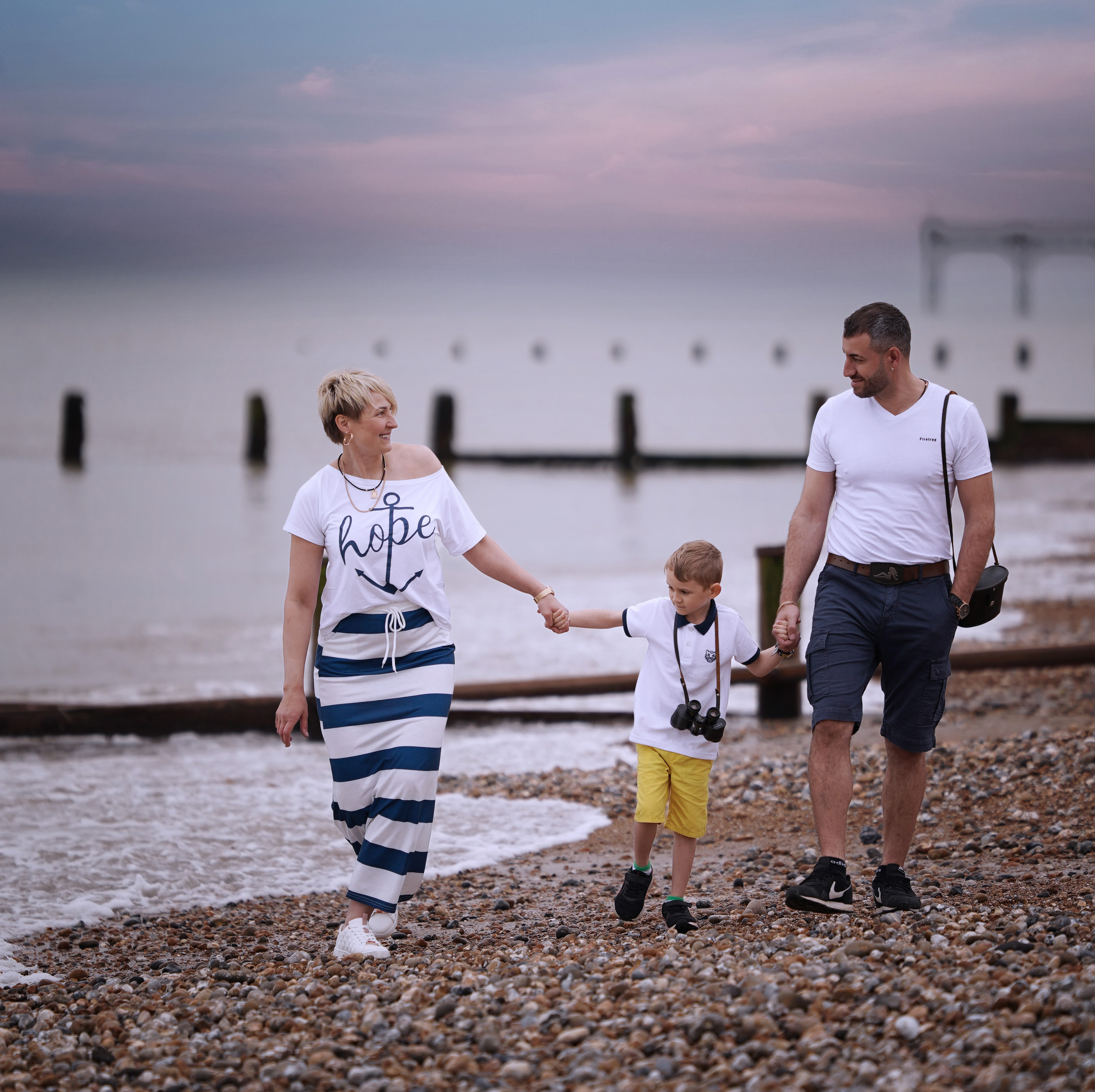 Family walk in the seaside. Jelena Upleja children and family photographer in Bognor Regis