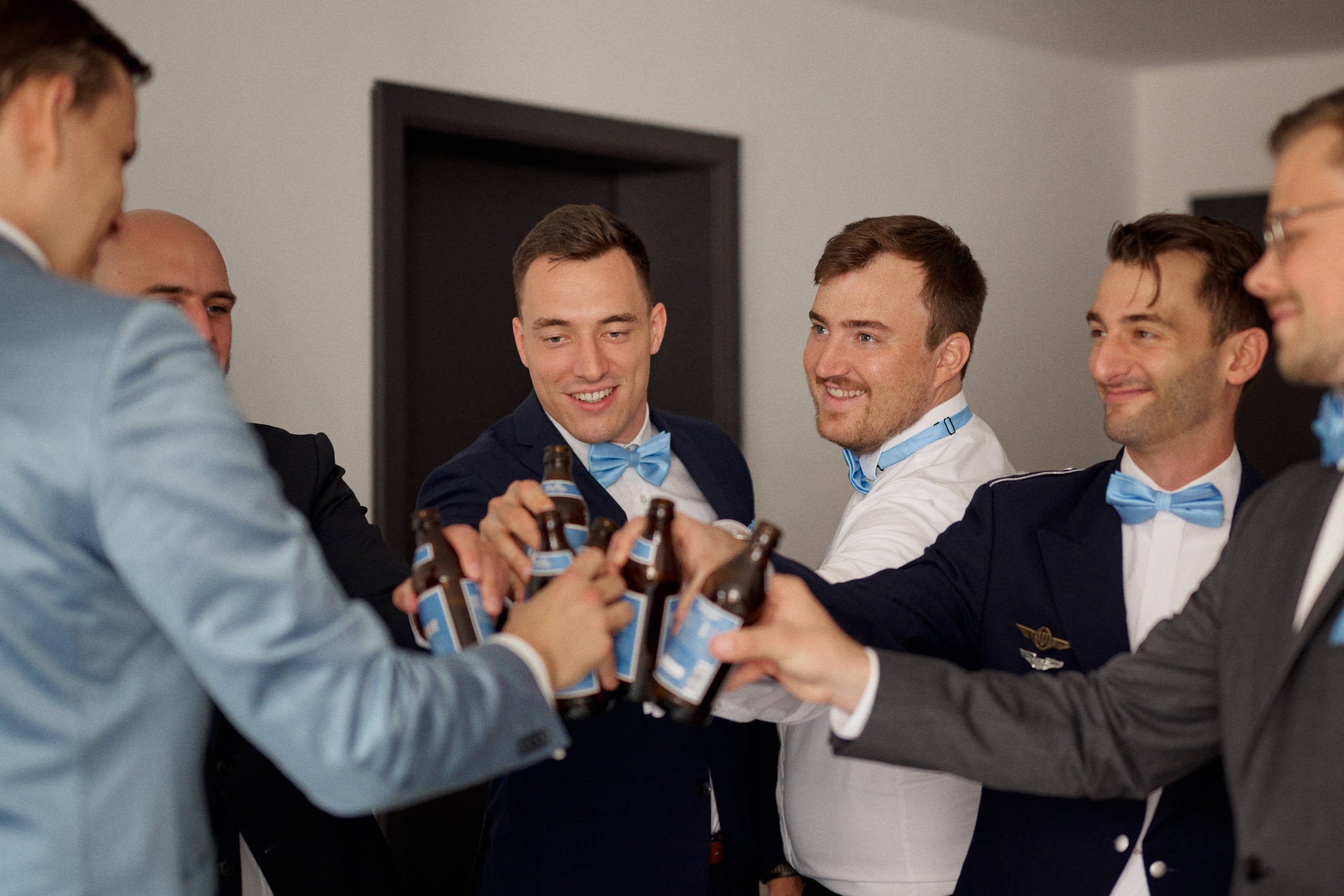 Nils stößt mit seinen Jungs an – lockerer Moment vor der kirchlichen Trauung und Feier im Schloss Meßkirch, festgehalten beim Getting Ready. 