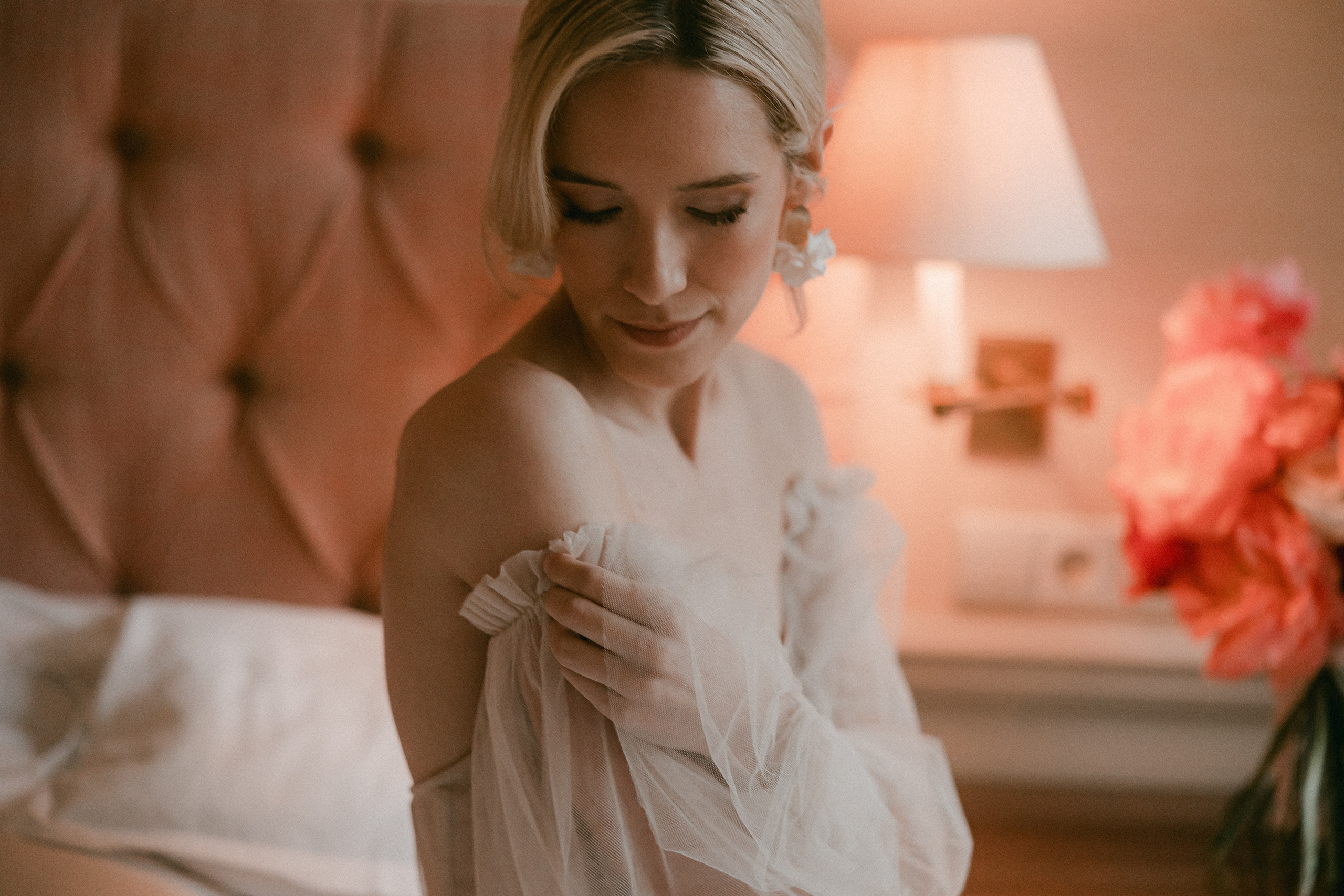 Sarah/ getting ready. Wedding and Family Photographer Switzerland and Italy. Valeria Diaz