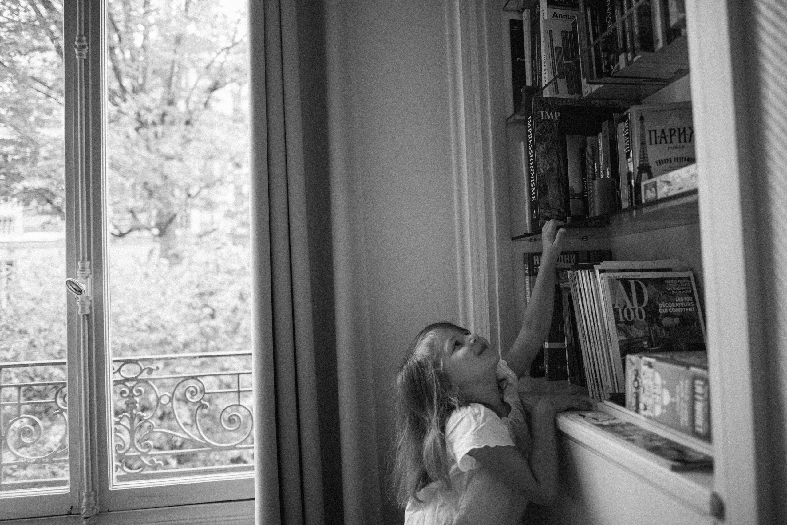 Elegant family moments by the Eiffel tower. Ksenia Marchand/ Lifestyle photographer in Paris