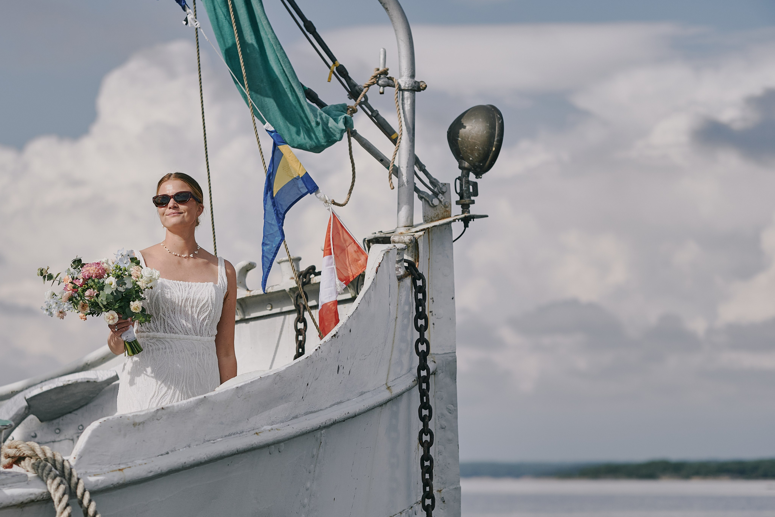 Bruden på en båt. Bryllupsfotograf
