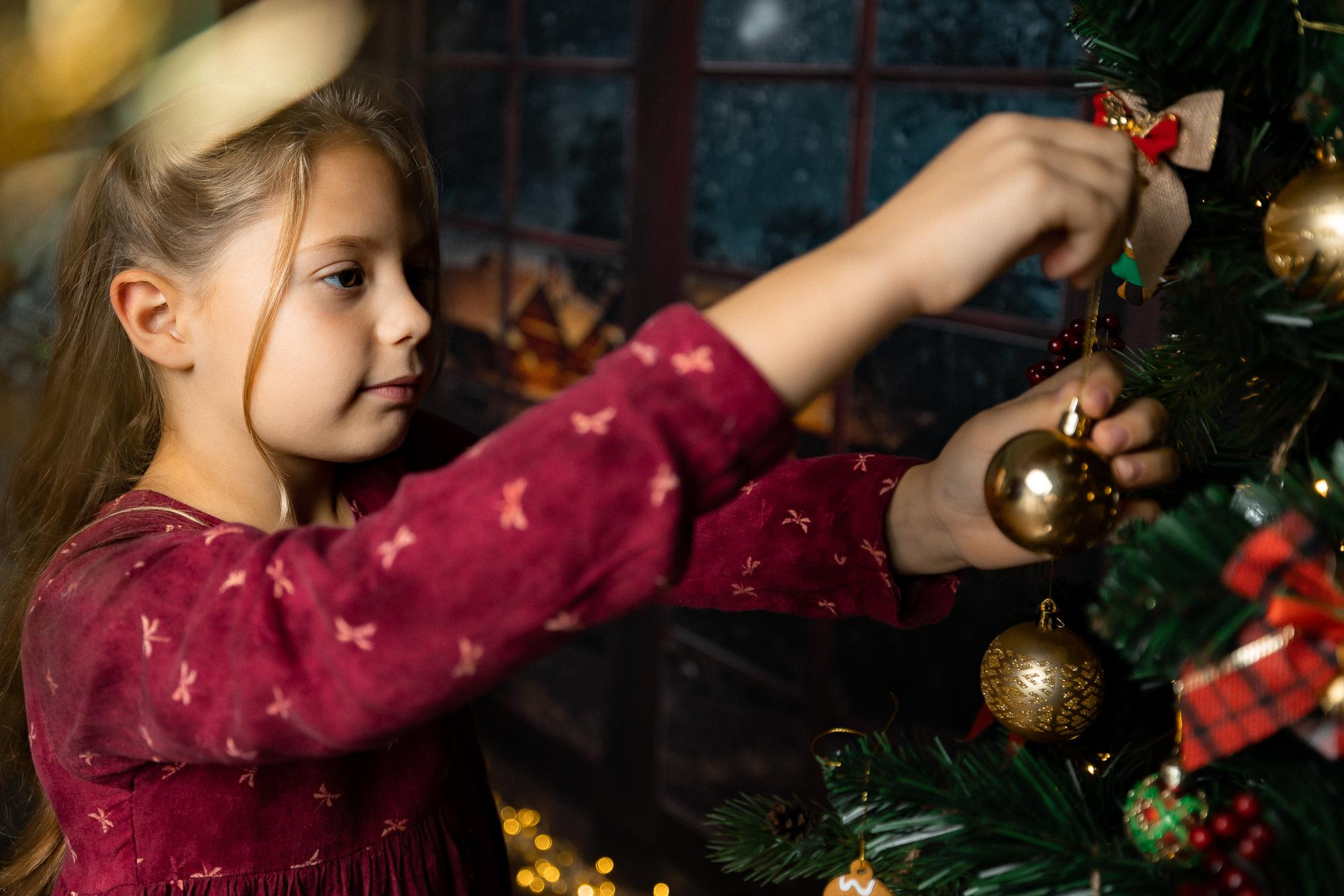 CHRISTMAS MINI FAMILY SESSIONS 2021. Professional garden design and photography services in London