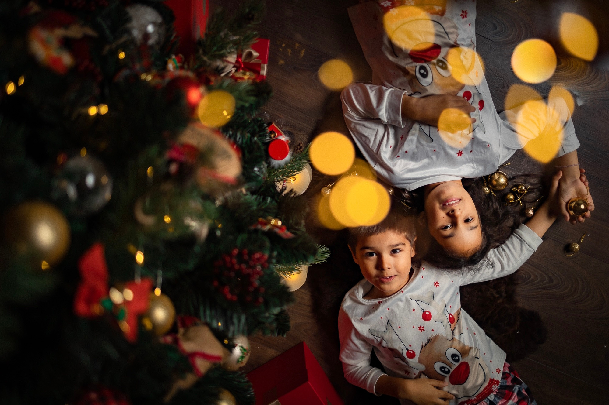 CHRISTMAS MINI FAMILY SESSIONS 2021. Professional garden design and photography services in London