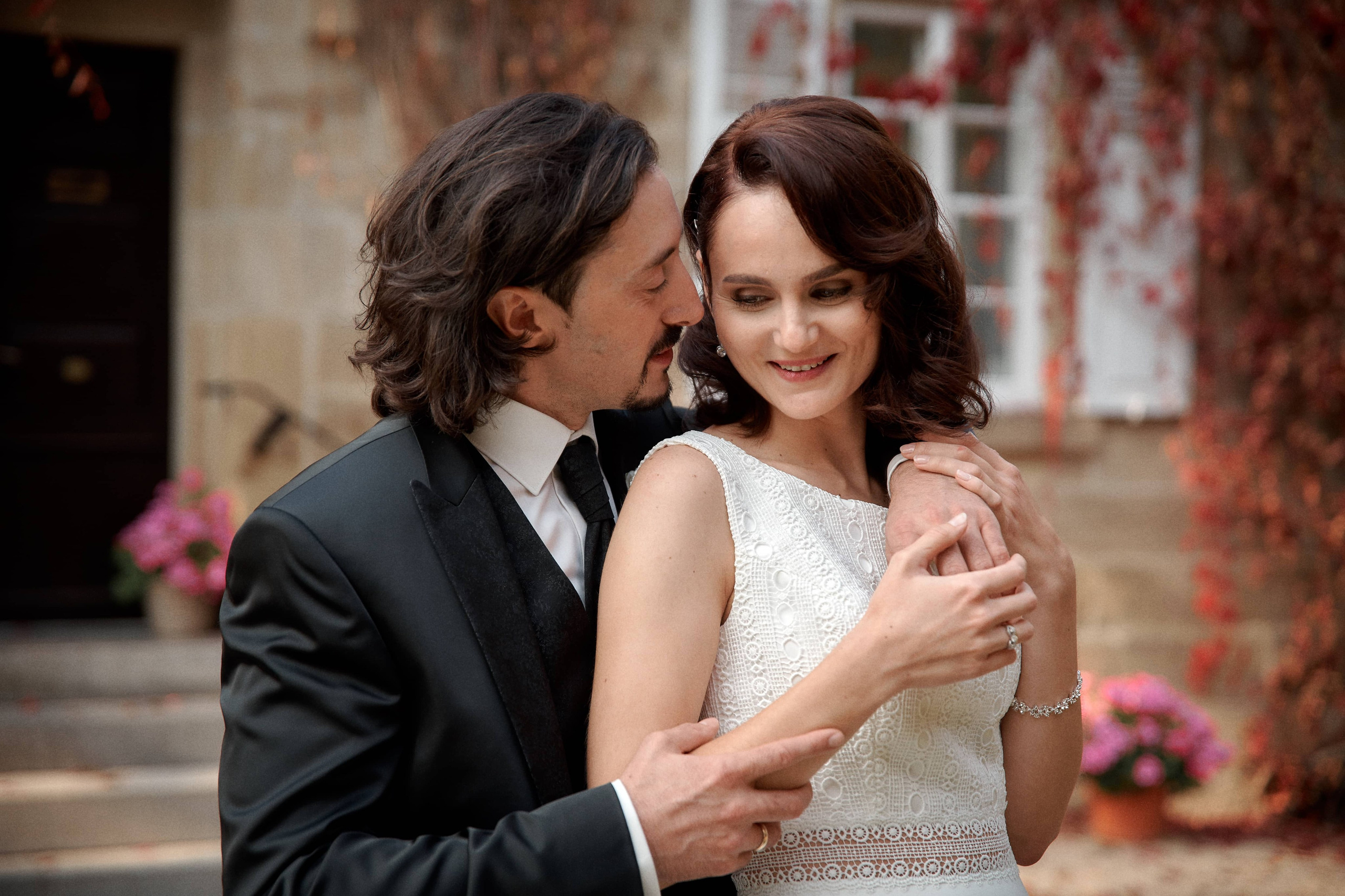 Alexej & Katja genießen einen herbstliche Hochzeit  vor der Villa Eugenia – umgeben von Weinlaub, Wärme und liebevoller Verbundenheit.