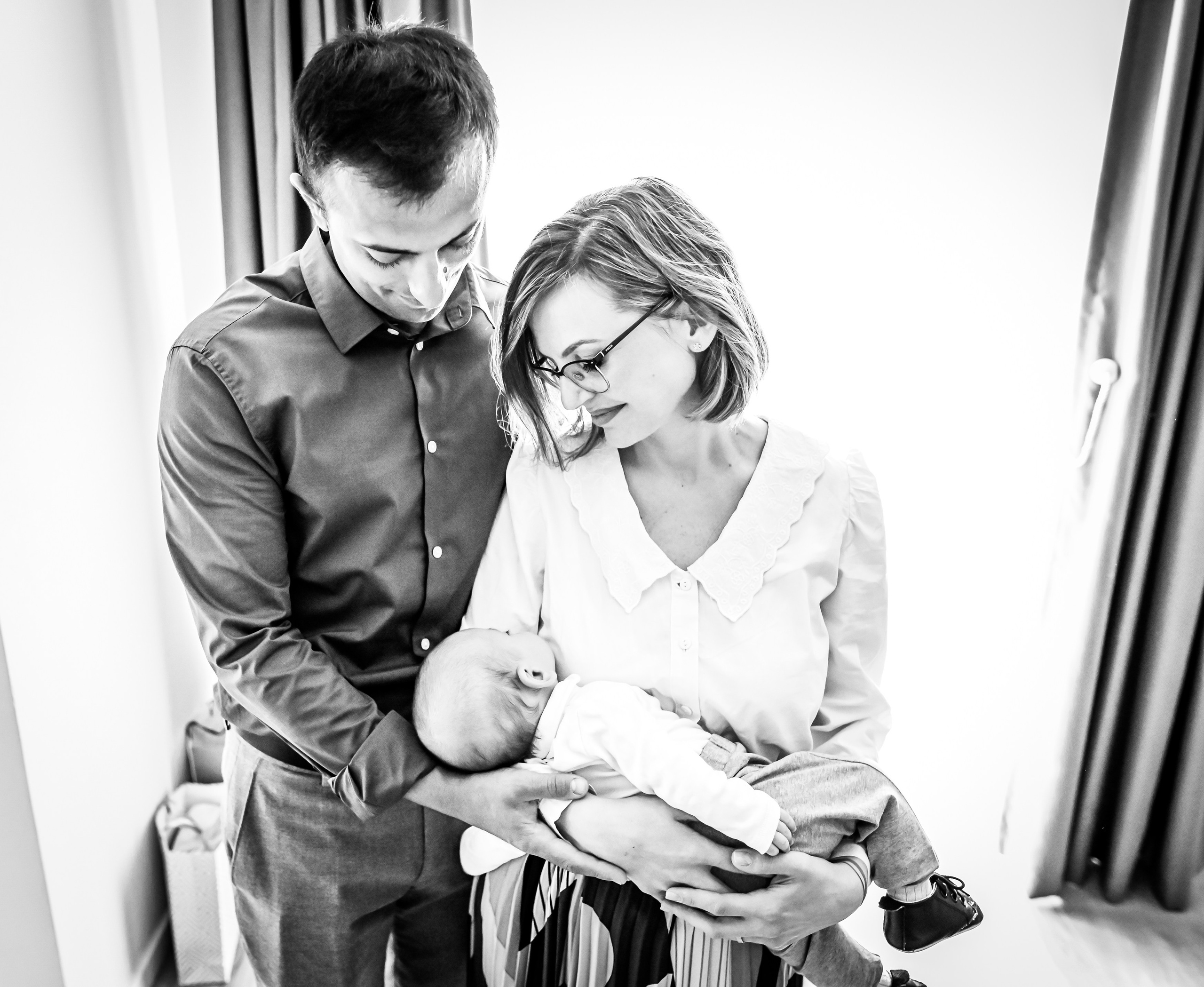 Bebeluș la botez surprins în brațele parintilor – Ana Maria Drăgan fotografie