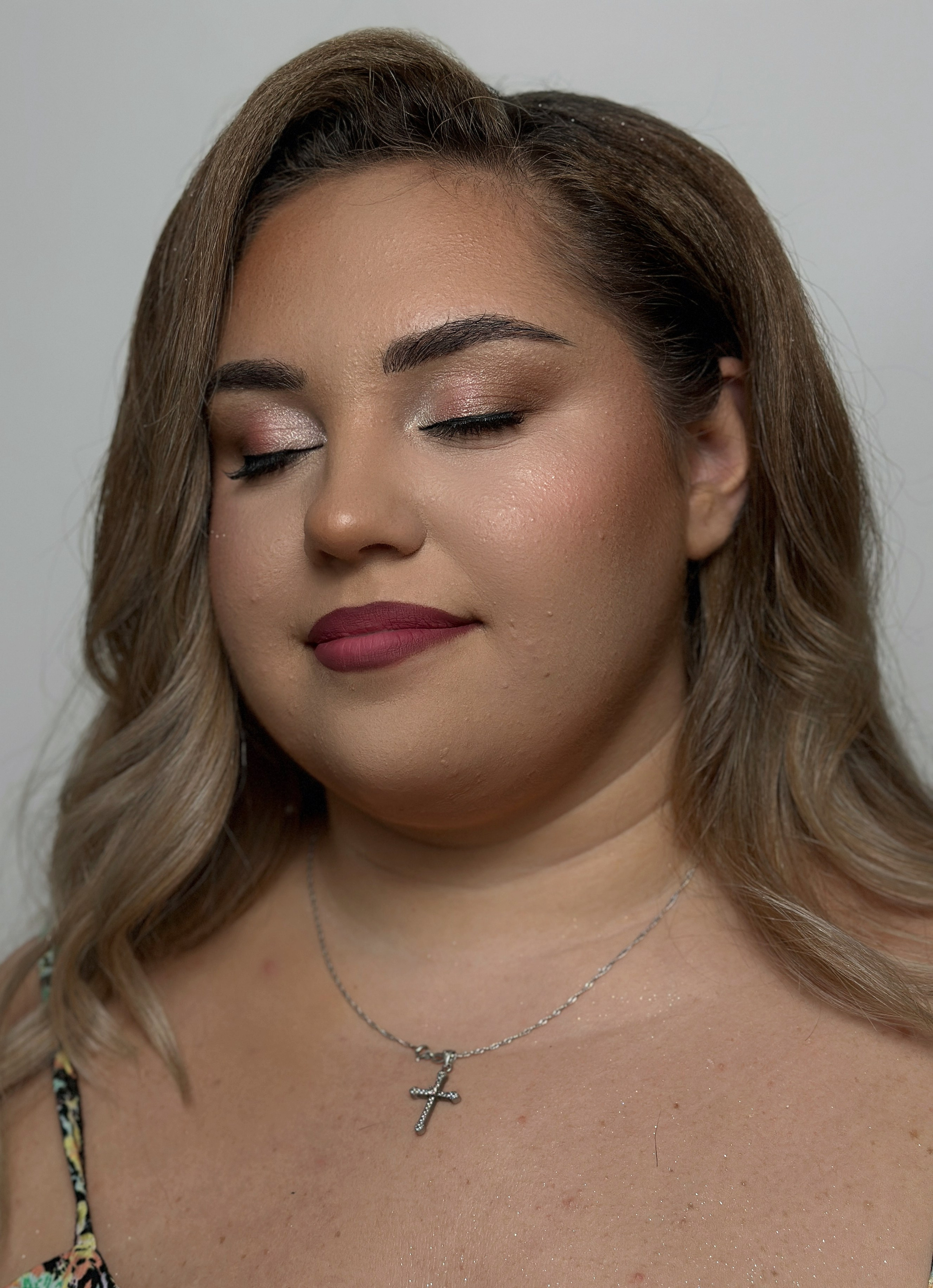 „Machiaj de eveniment sofisticat și rezistent, cu ten impecabil, privire intensă și buze definite. Potrivit pentru nunți, petreceri și ocazii speciale.”