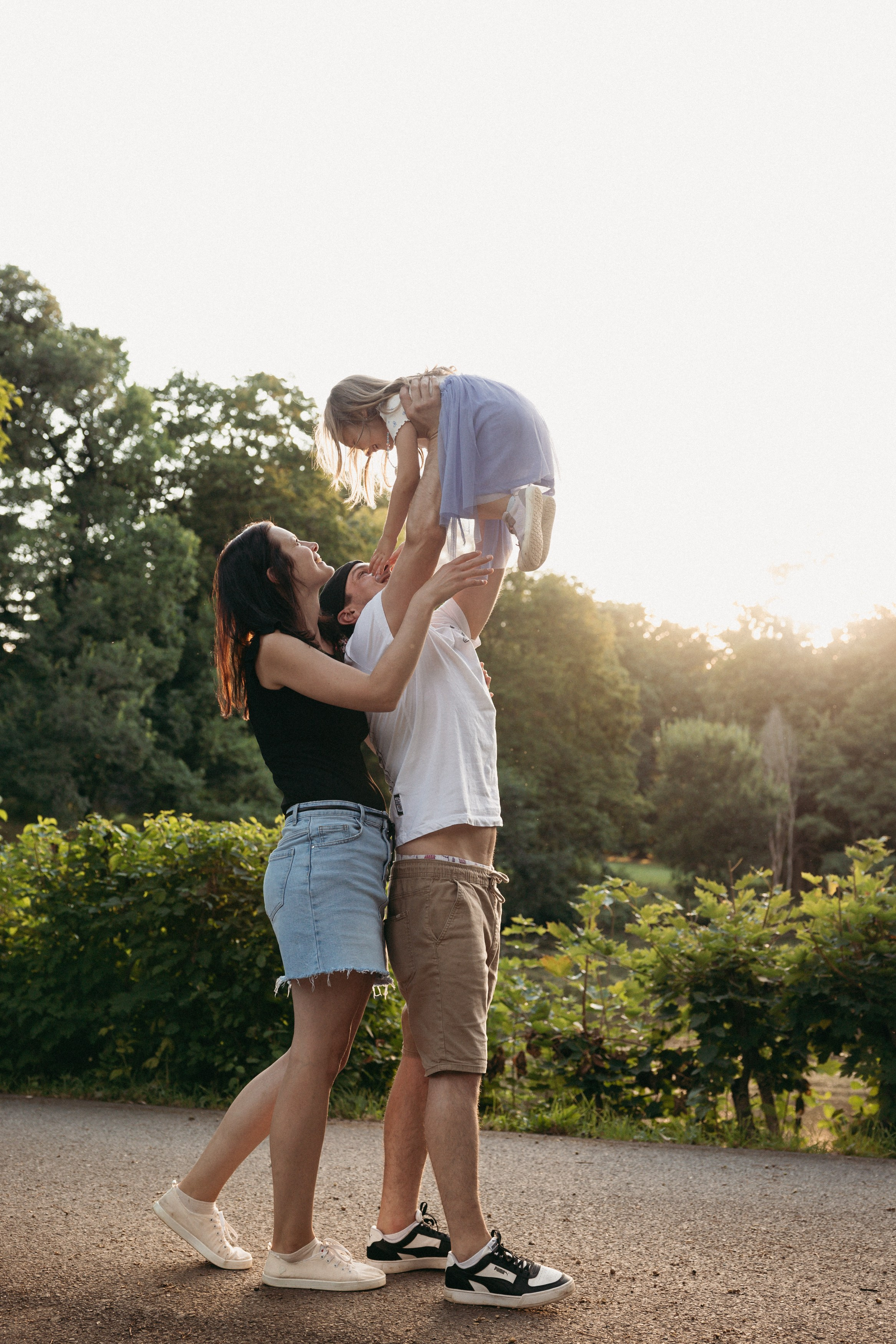 Family in the Park. Lifestyle and Family Photographer in Pisek Oxana Telupilova