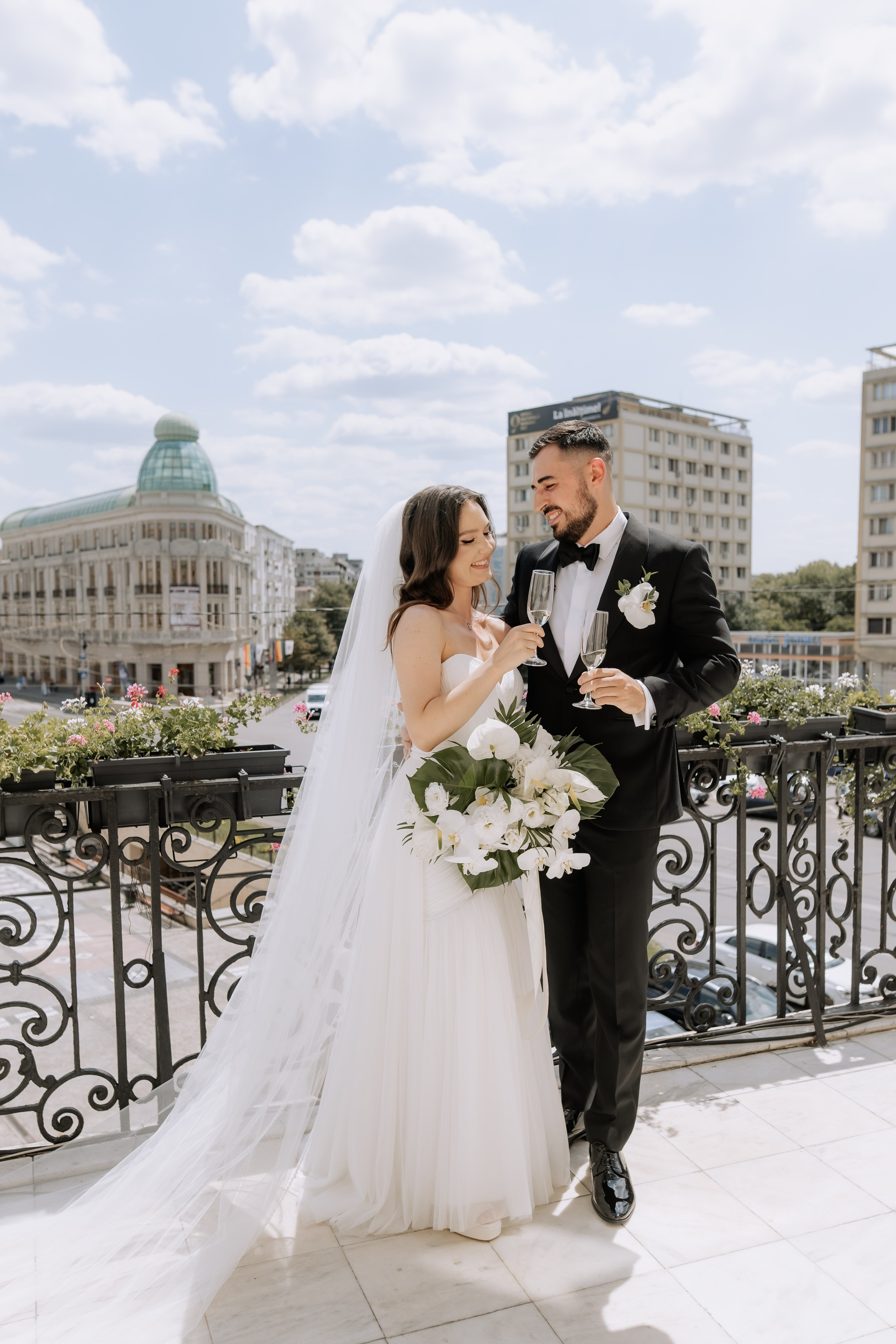 Cununie civila in aer liber , artificii de zi colorate , decor nunta , nunta la Hotel Traian. Proud Vision Weddings | Wedding Photography & Film — Servicii profesionale Foto Video Nunta Iasi