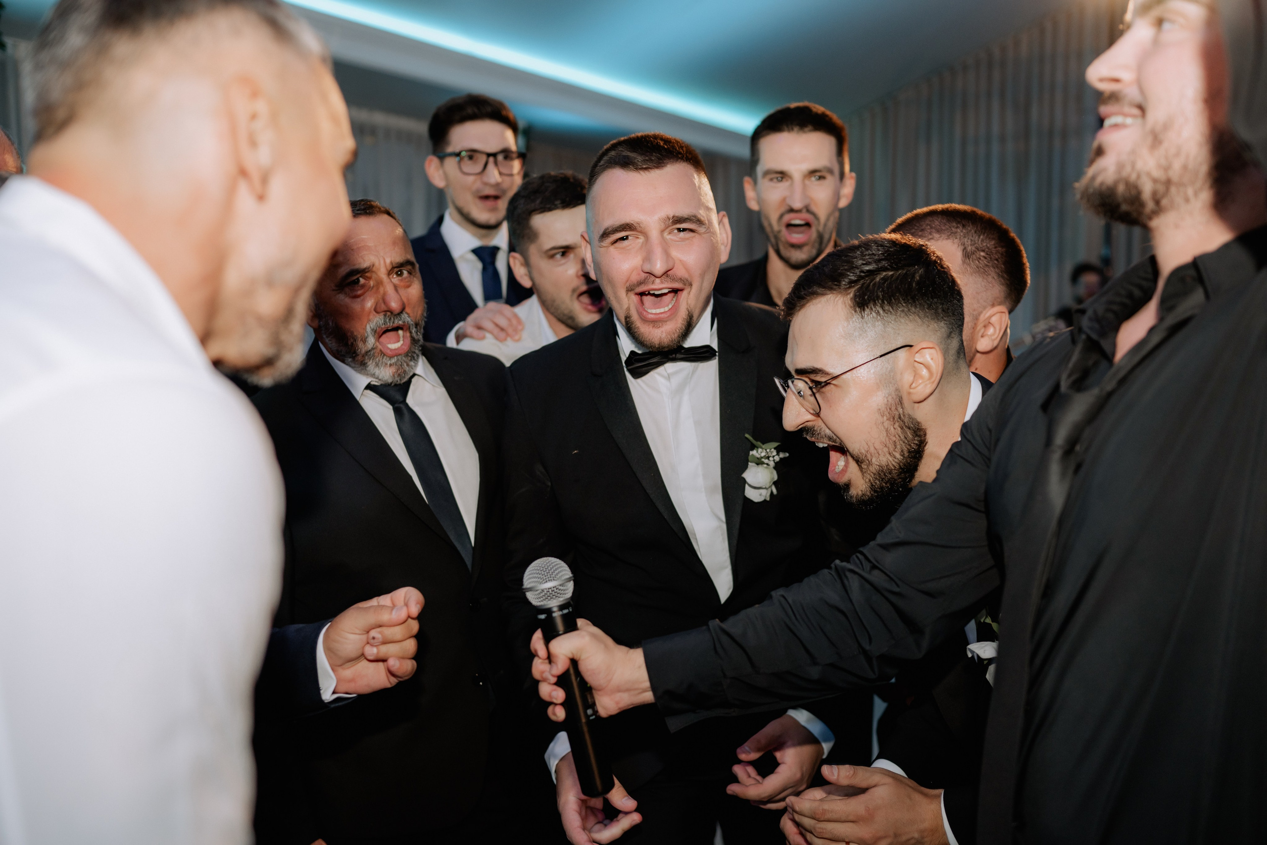 Cununie civila in aer liber , artificii de zi colorate , decor nunta , nunta la Hotel Traian. Proud Vision Weddings | Wedding Photography & Film — Servicii profesionale Foto Video Nunta Iasi