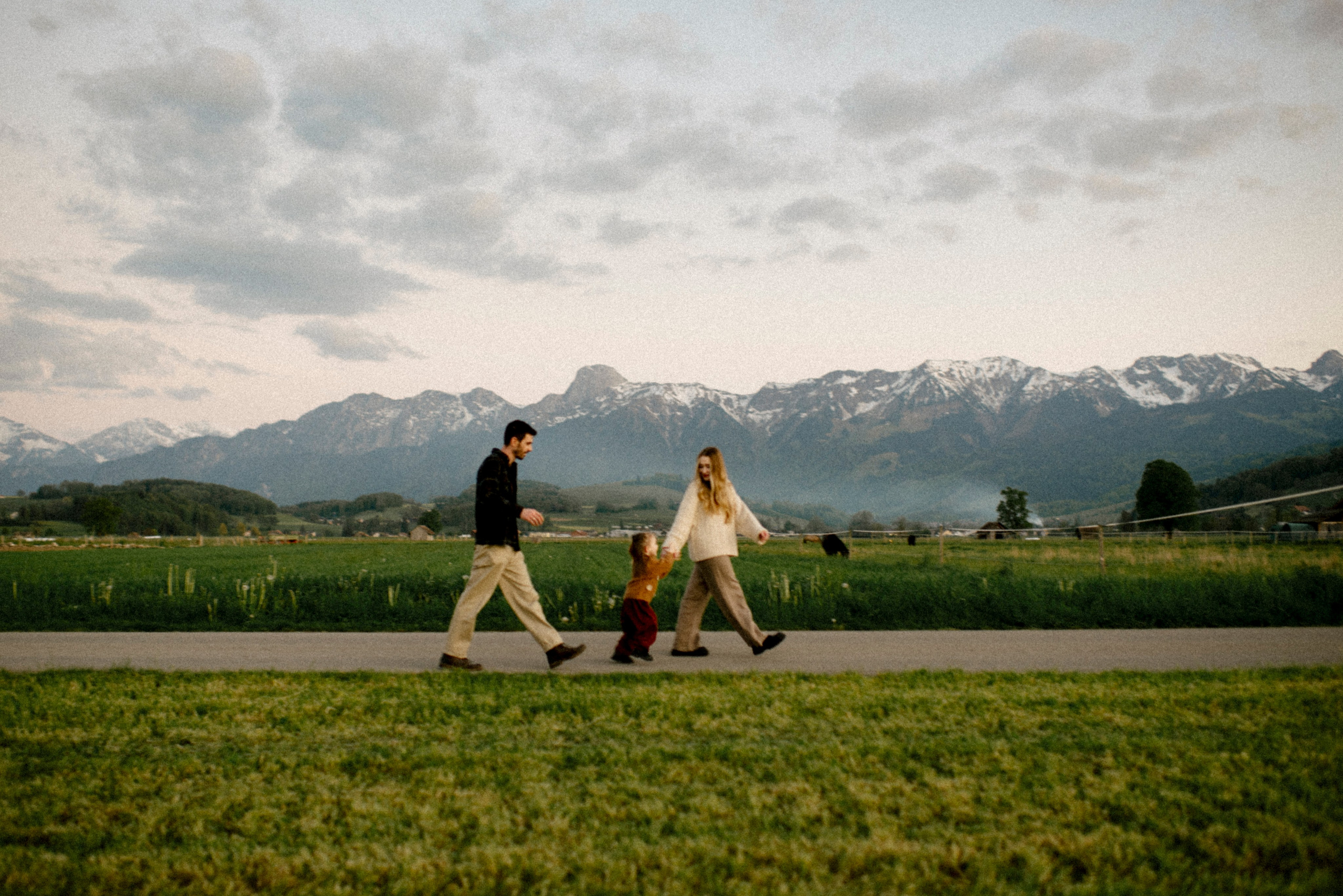 Polina Sobol — family & documentary photographer in Bern. Outdoor & urban photo sessions for families, kids and couples