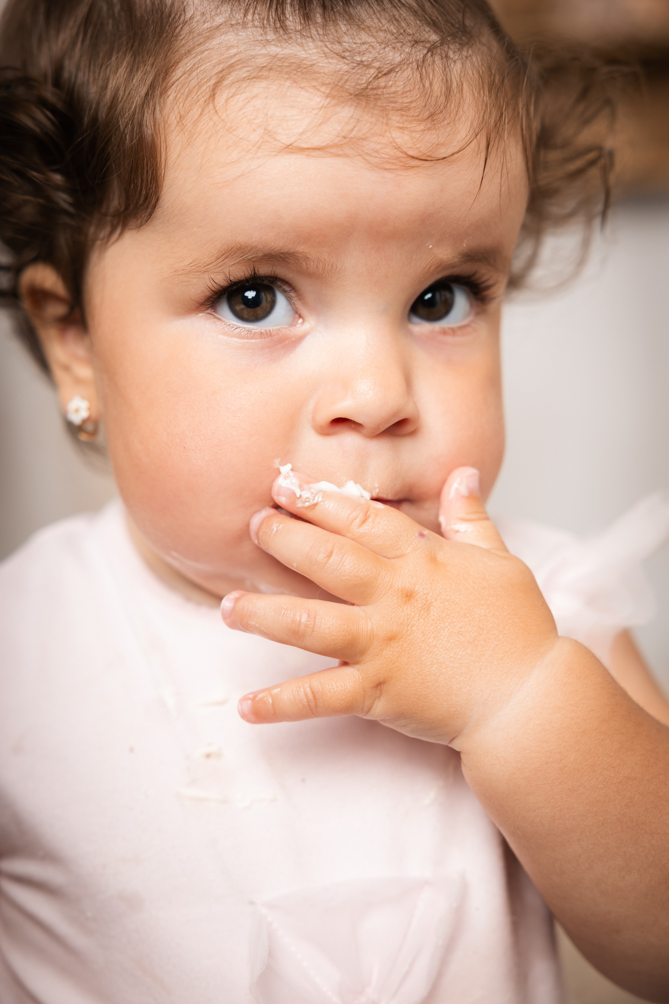 Smash cake focení — první narozeniny plné radosti. Lifestyle a rodinná fotografka v Pisku Oxana Telupilova