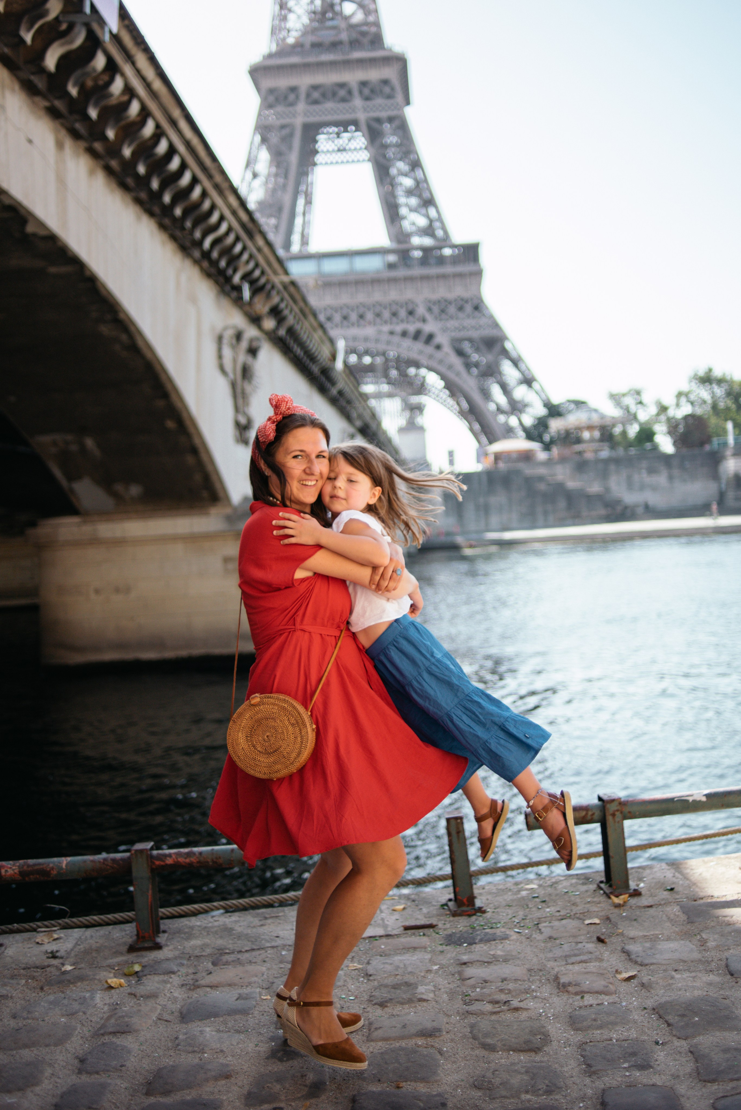 Elegant family moments by the Eiffel tower. Ksenia Marchand/ Lifestyle photographer in Paris