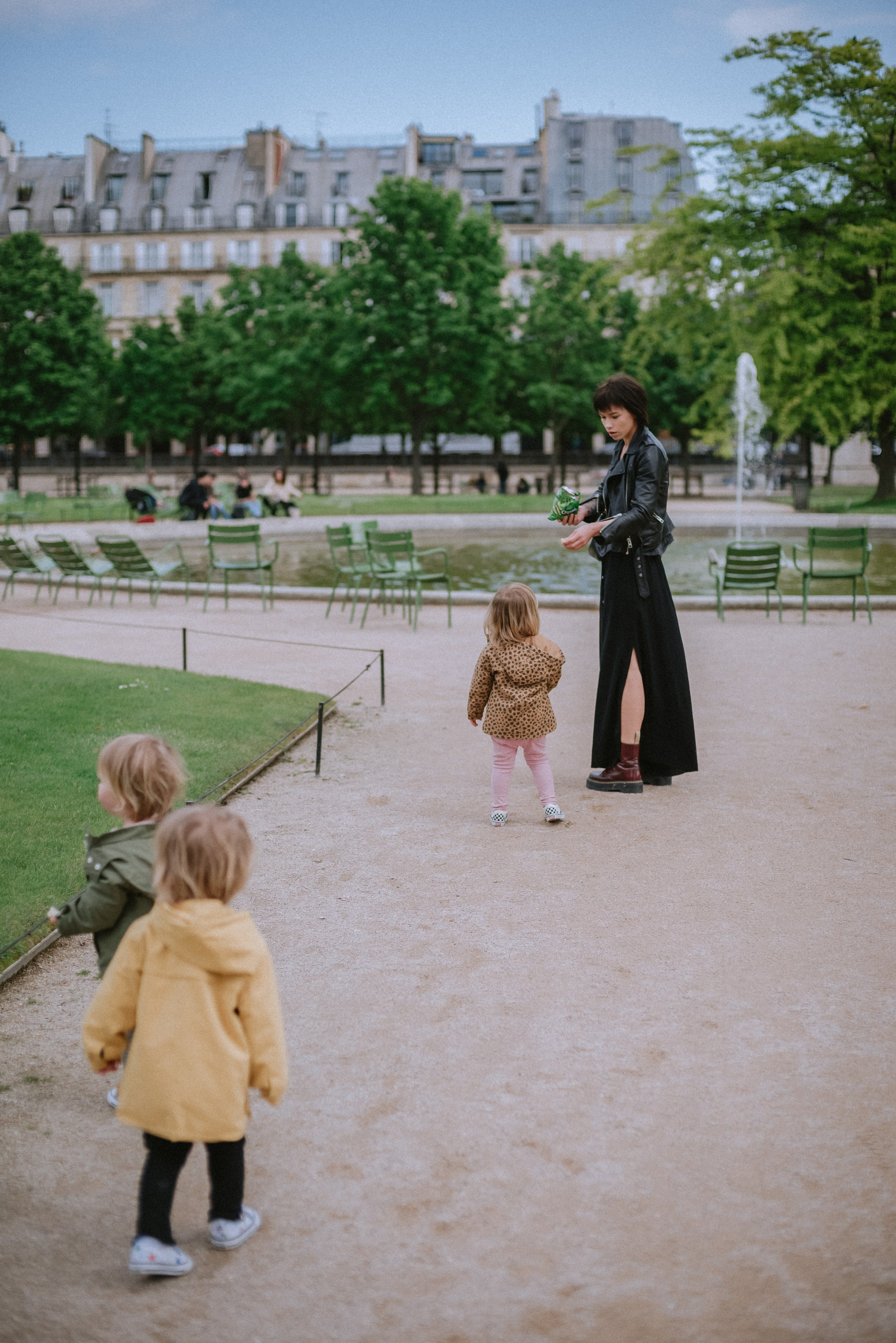 Lifestyle family walk in Tuileries Gardens. Ksenia Marchand/ Lifestyle photographer in Paris