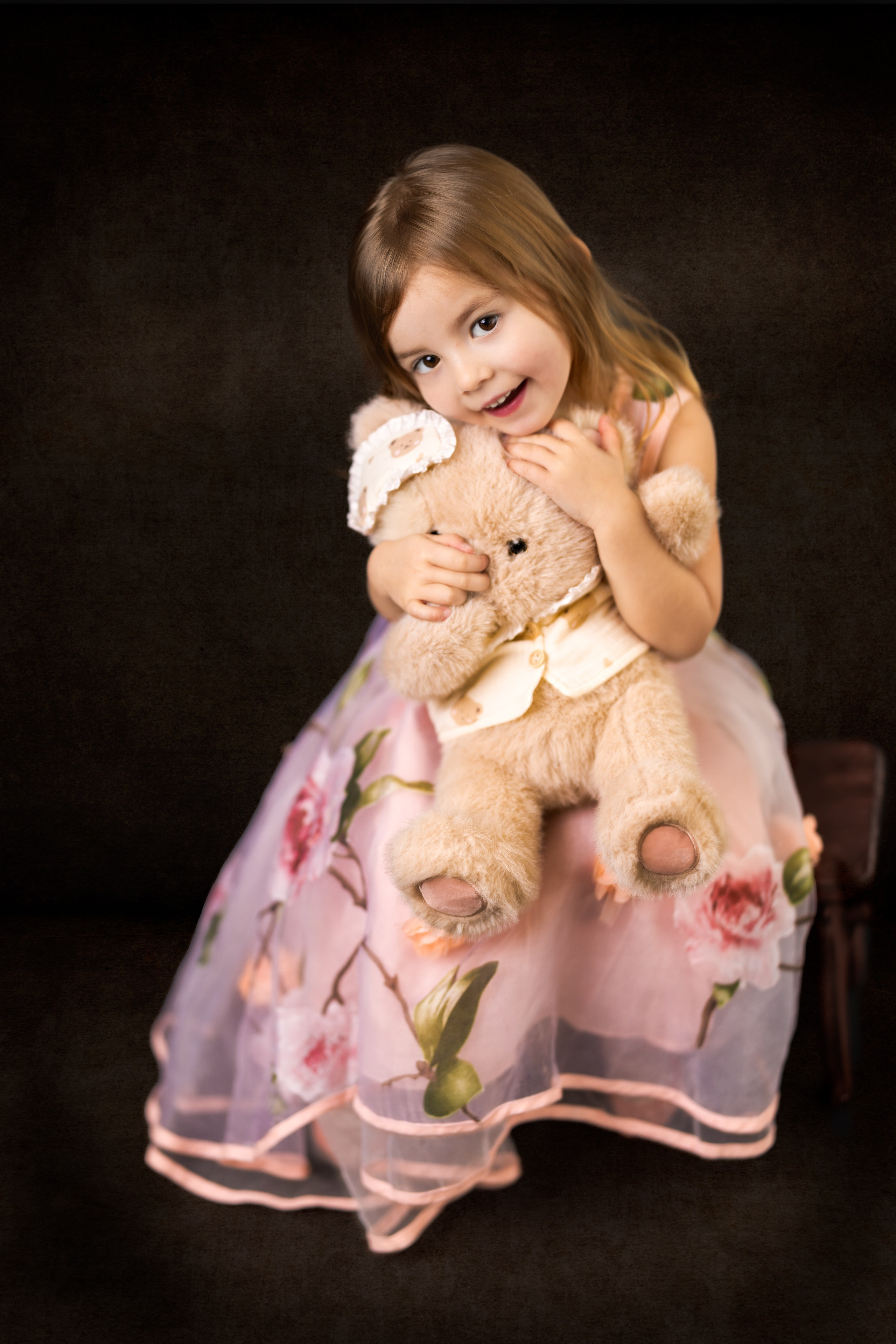 Fine Art children’s portraits in Dresden – artistic photography for your child. A studio with unique vintage outfits, perfect lighting, and an artistic atmosphere. No matter how active your child is – I will capture their essence beautifully!